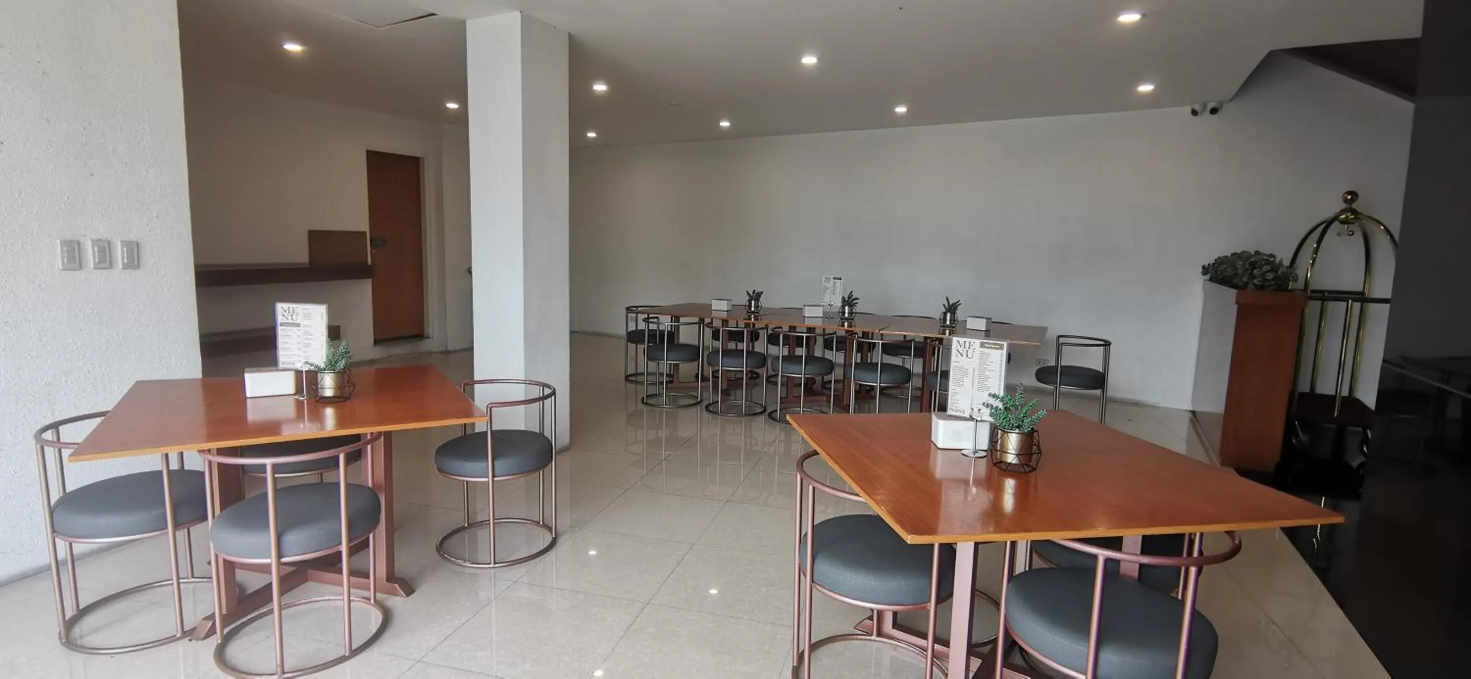 Restaurant/places to eat in Dancenter Boss Hotel Near Clark International Airport