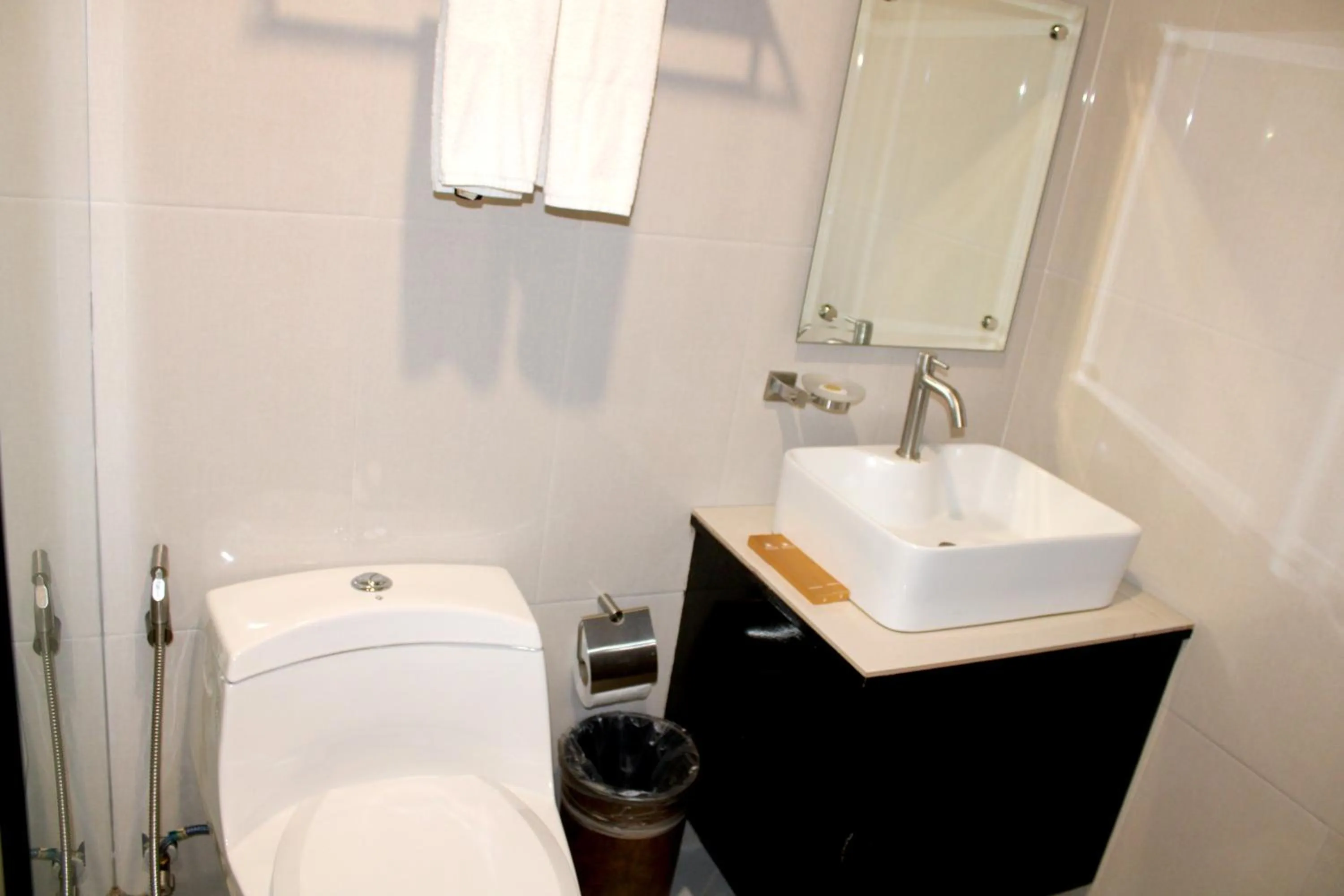 Bathroom in Dancenter Boss Hotel Near Clark International Airport