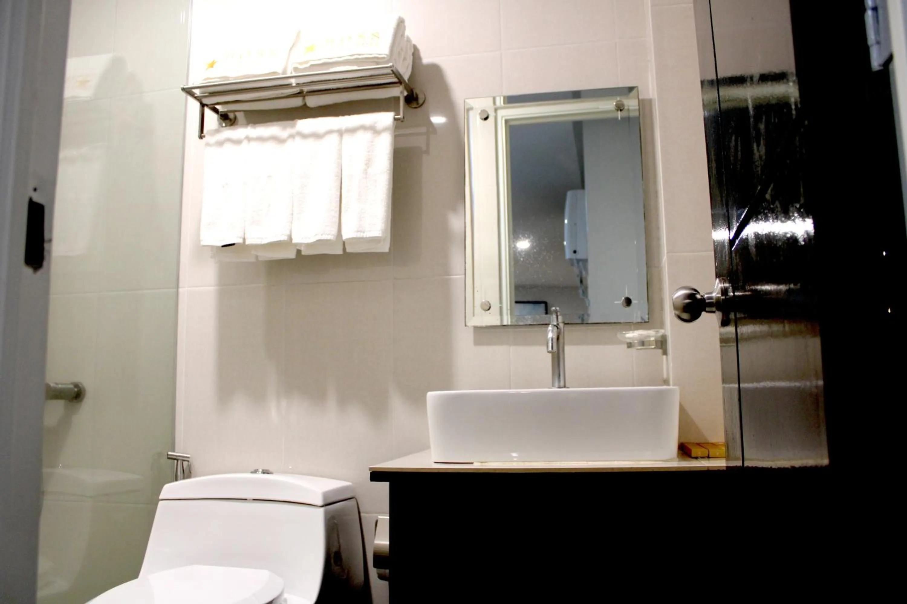 Bathroom in Dancenter Boss Hotel Near Clark International Airport