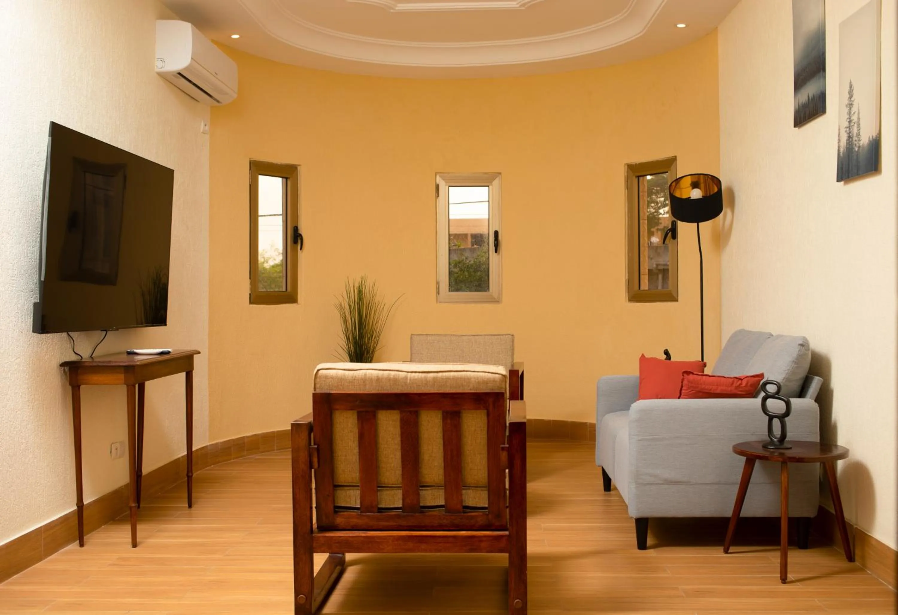 Communal lounge/ TV room in Hotel le Pelican