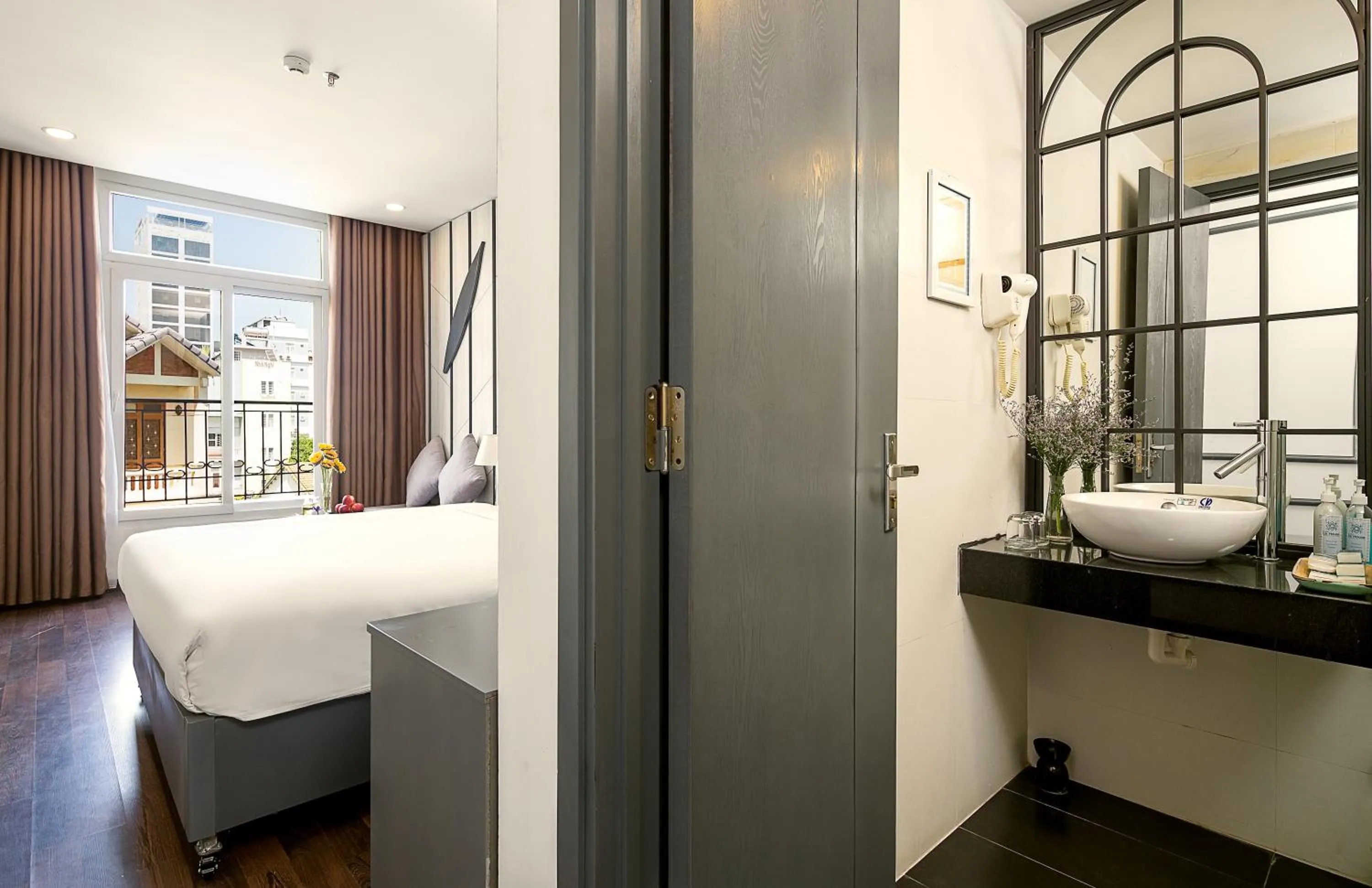 Bathroom, Bed in Le House Boutique Hotel - 100m to the beach