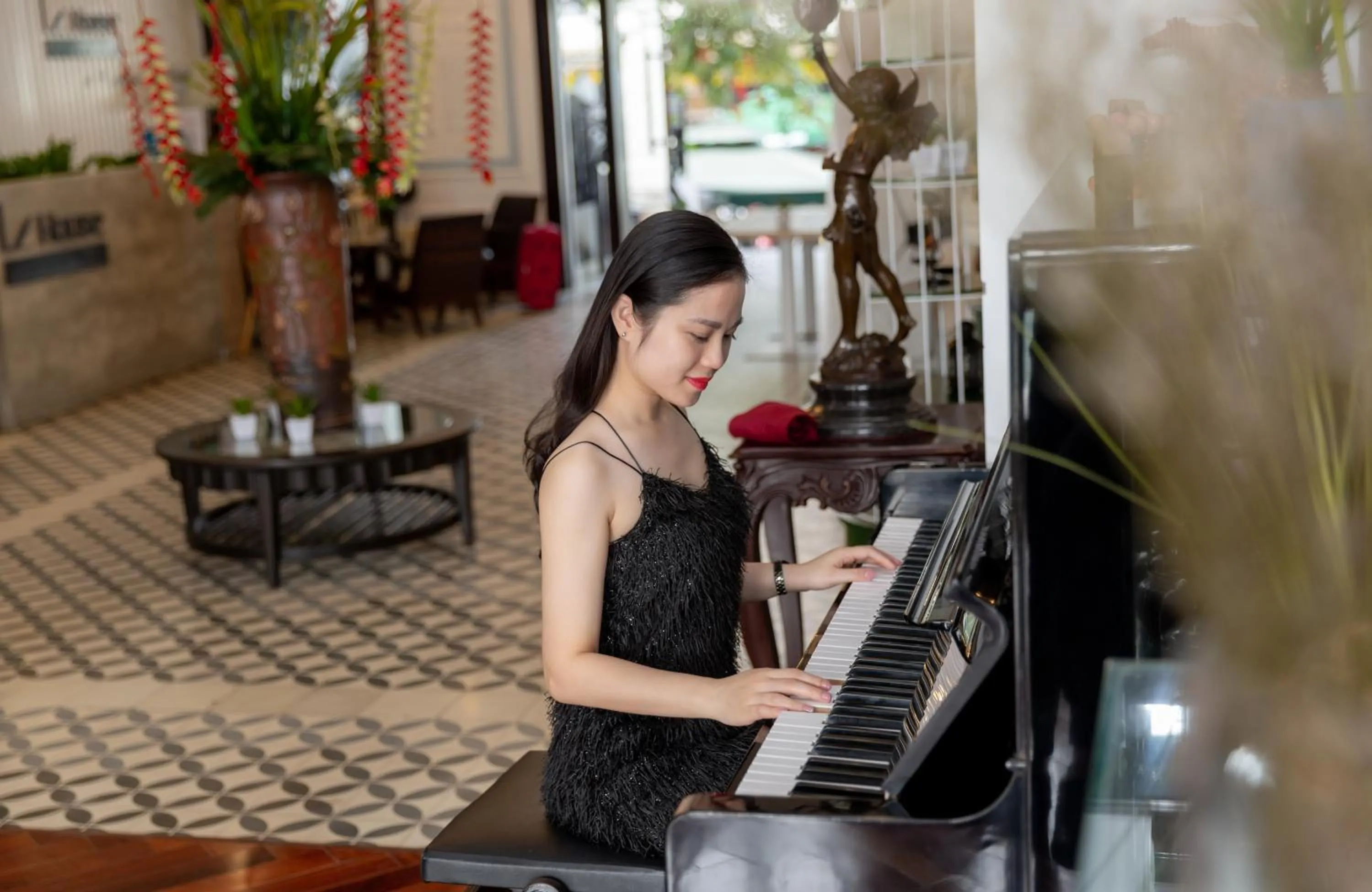 People in Le House Boutique Hotel - 100m to the beach