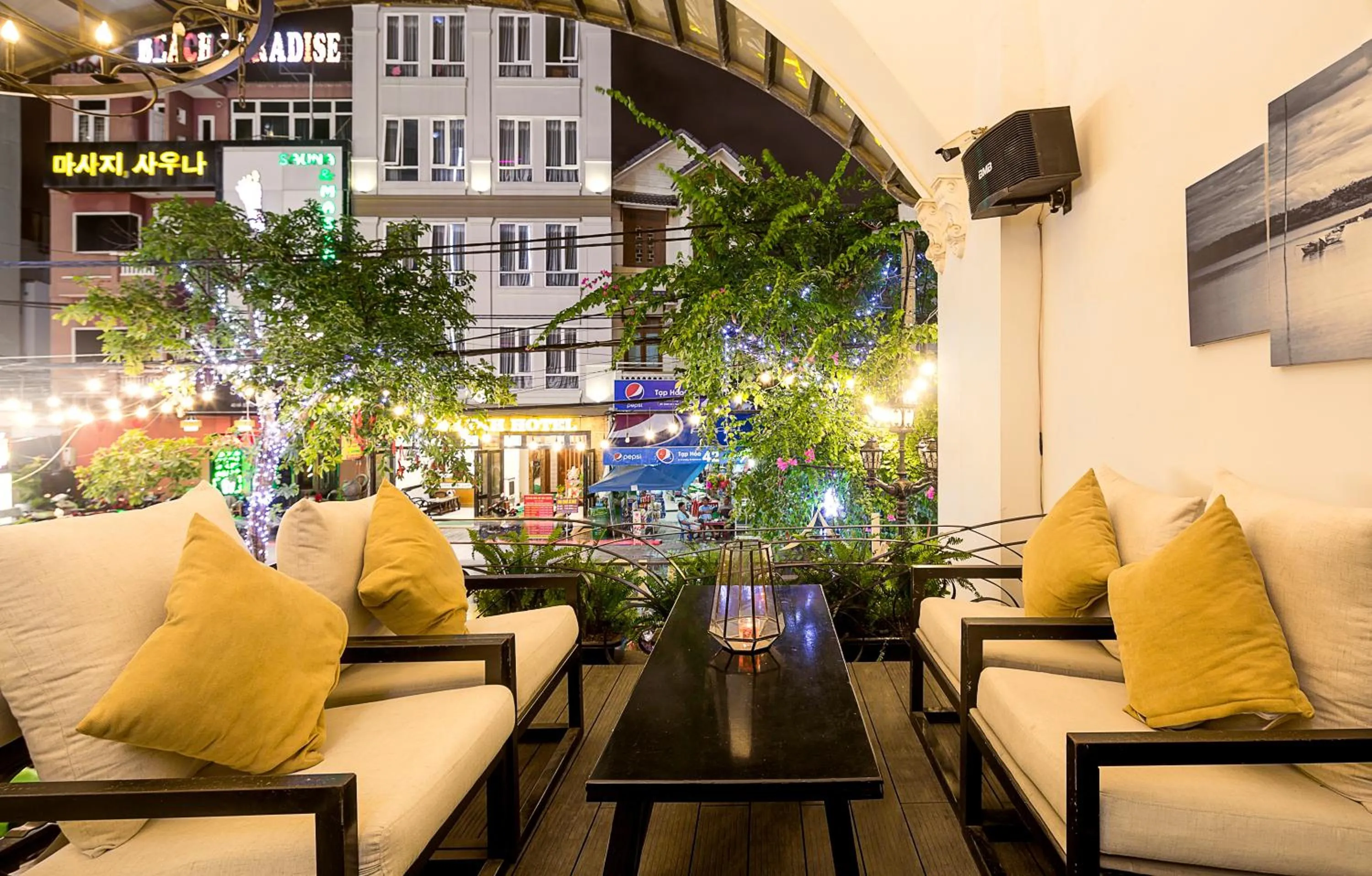 Garden in Le House Boutique Hotel - 100m to the beach