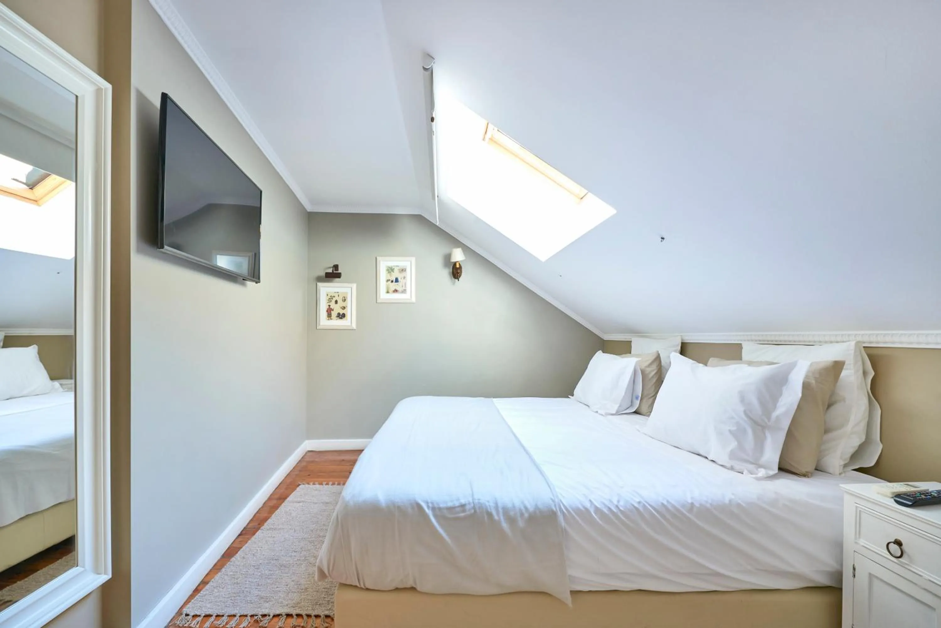 Communal lounge/ TV room, Bed in Casa do Mercado Lisboa