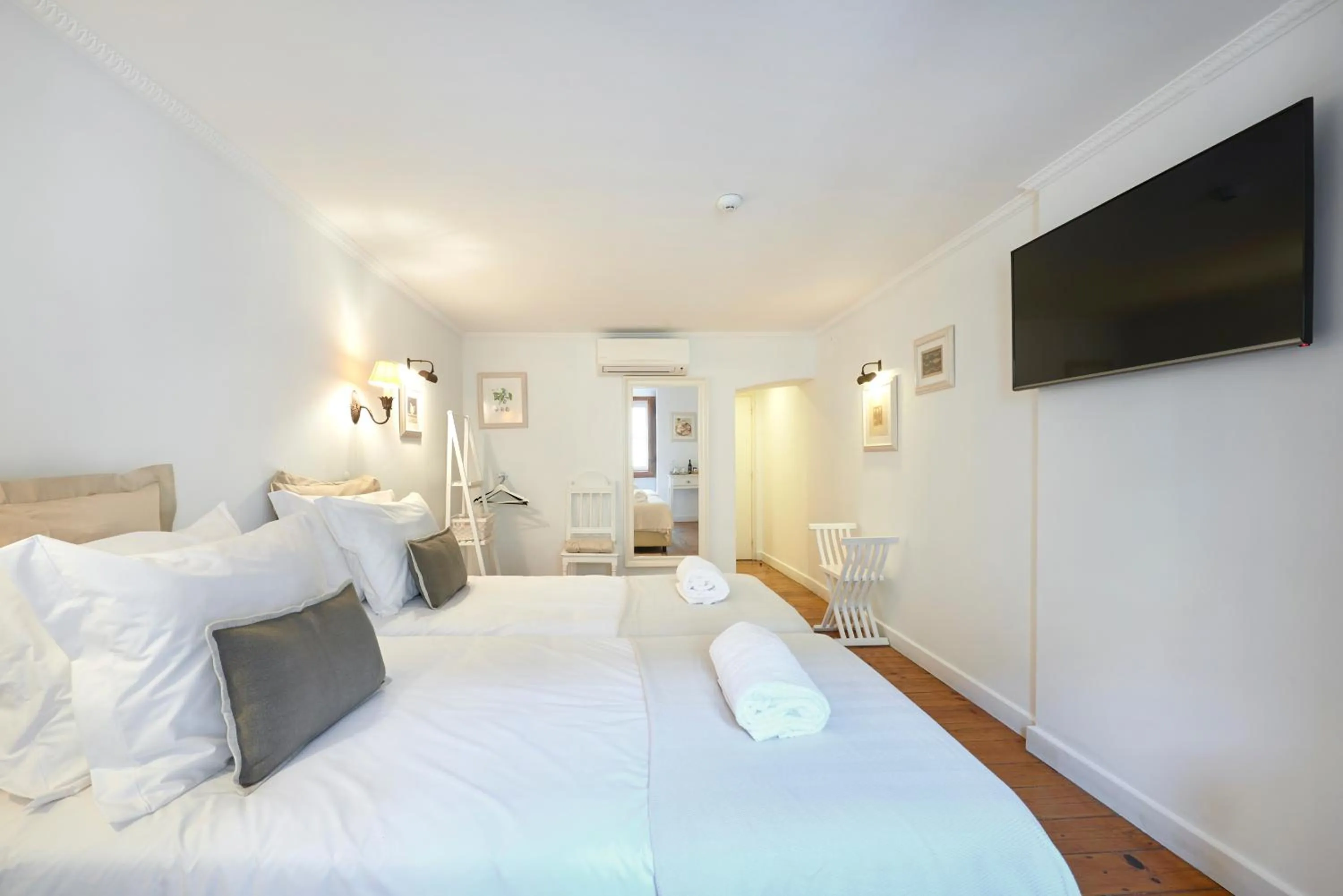 Communal lounge/ TV room, Bed in Casa do Mercado Lisboa