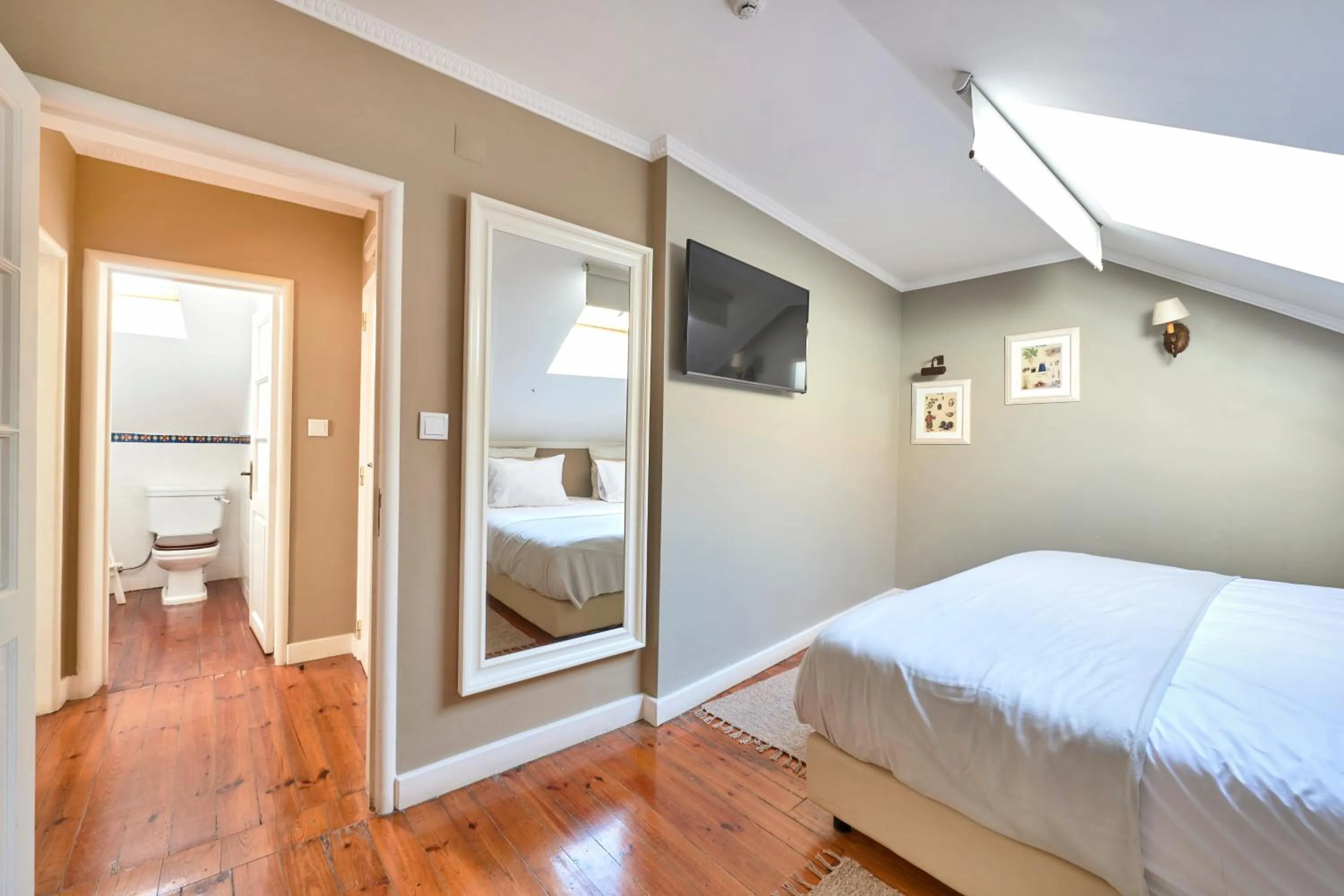 Communal lounge/ TV room, Bed in Casa do Mercado Lisboa