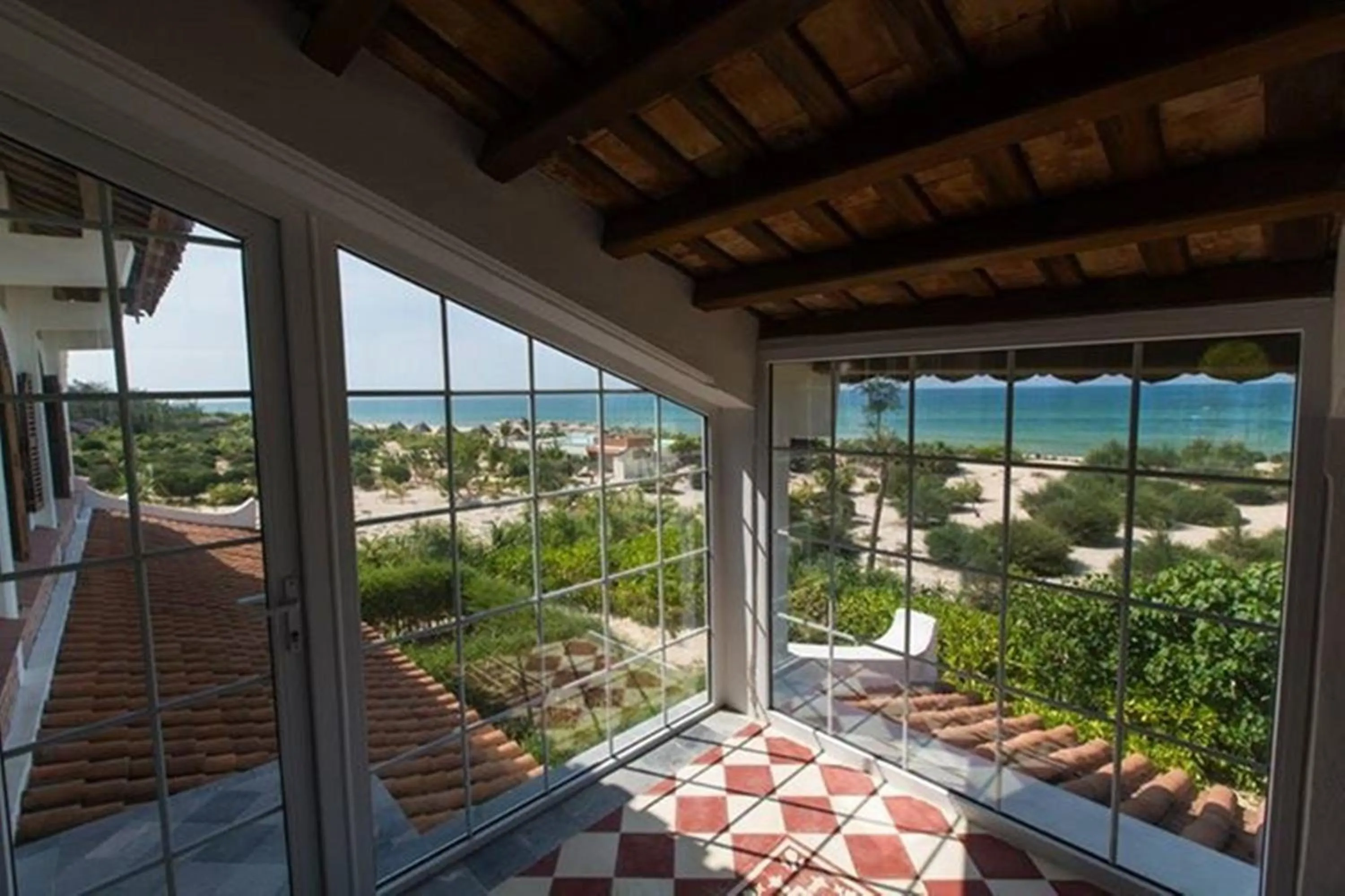 Restaurant/places to eat in Villa Louise Hue Beach Boutique Hotel