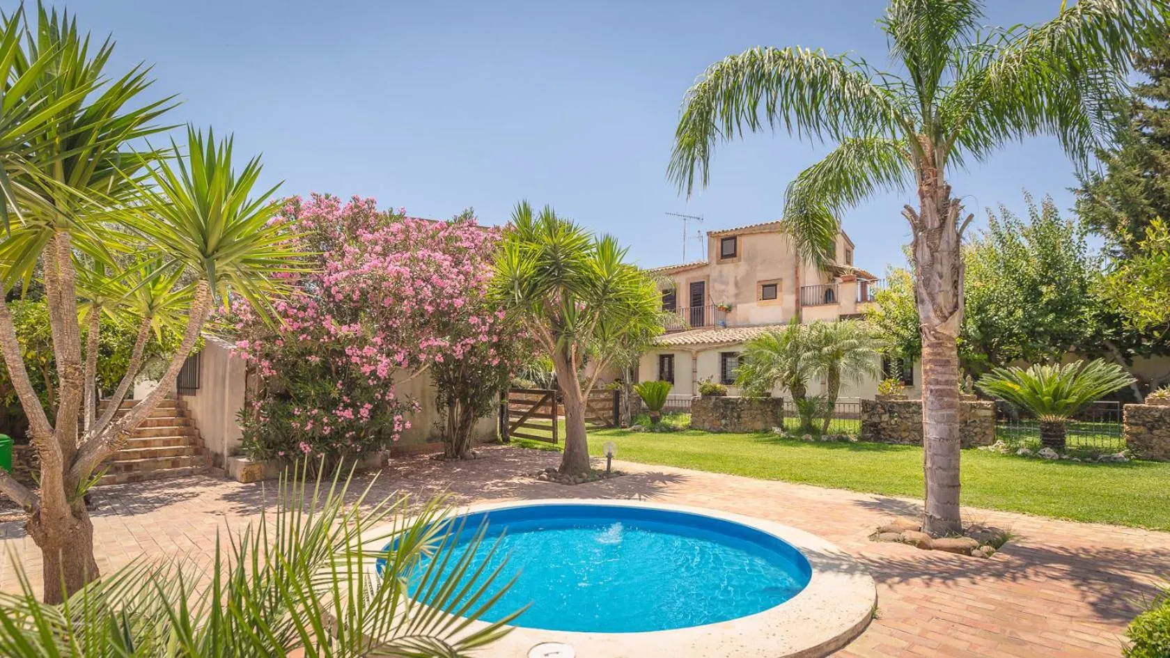 Swimming pool in Case Di Latomie