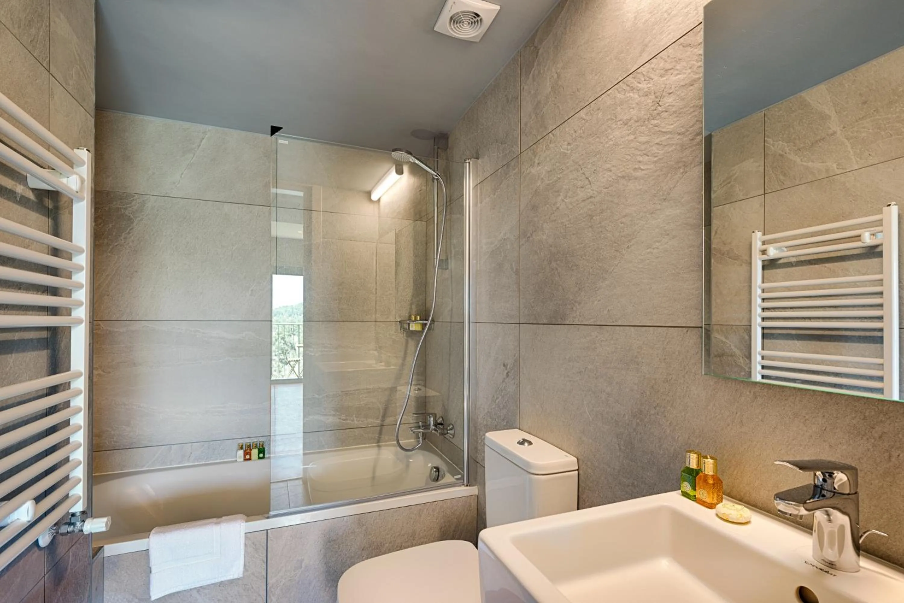 Shower in Petit Palais Platres Boutique Hotel