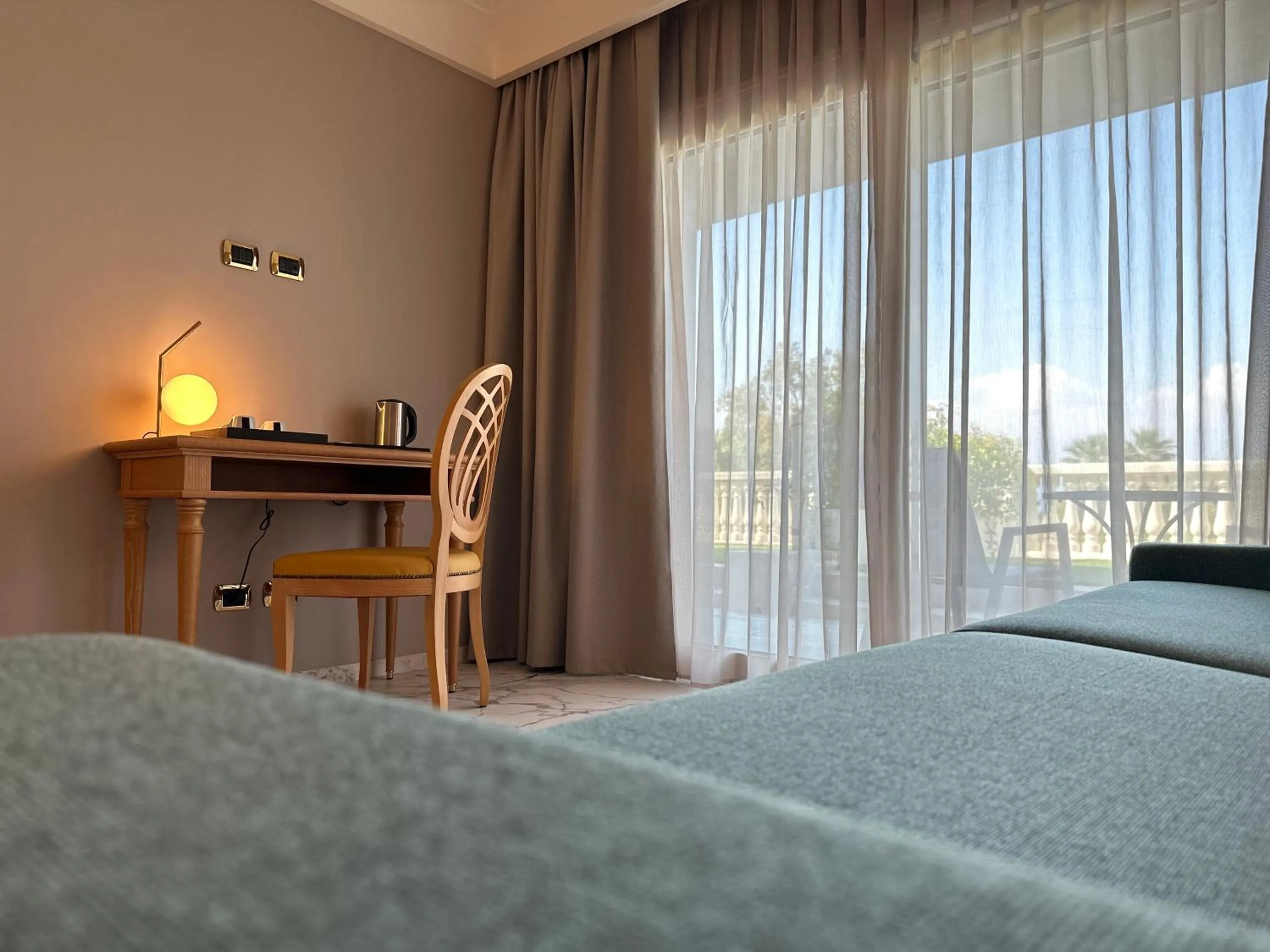 Balcony/Terrace, Bed in Palace Hotel Desenzano