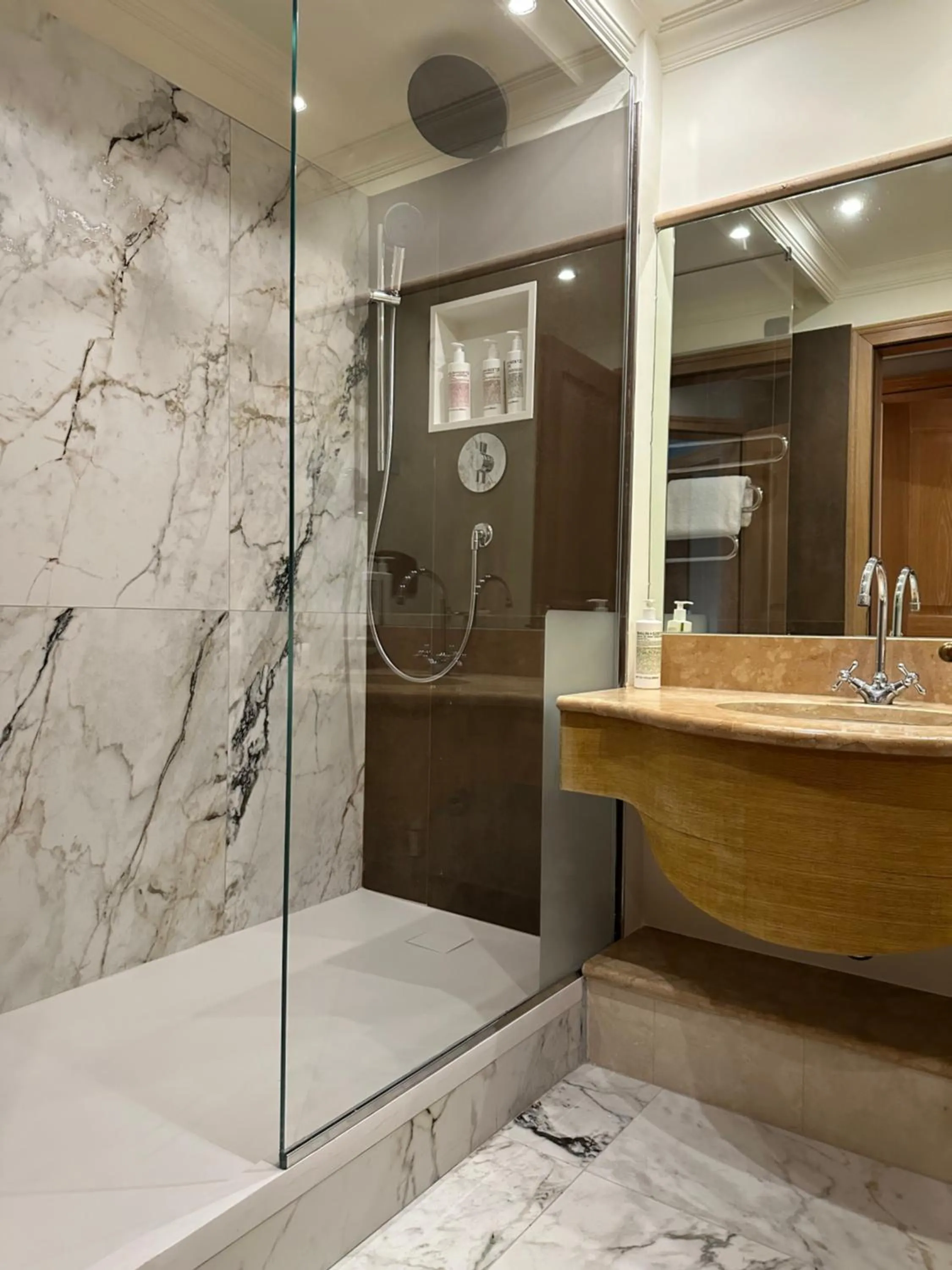 Shower in Palace Hotel Desenzano