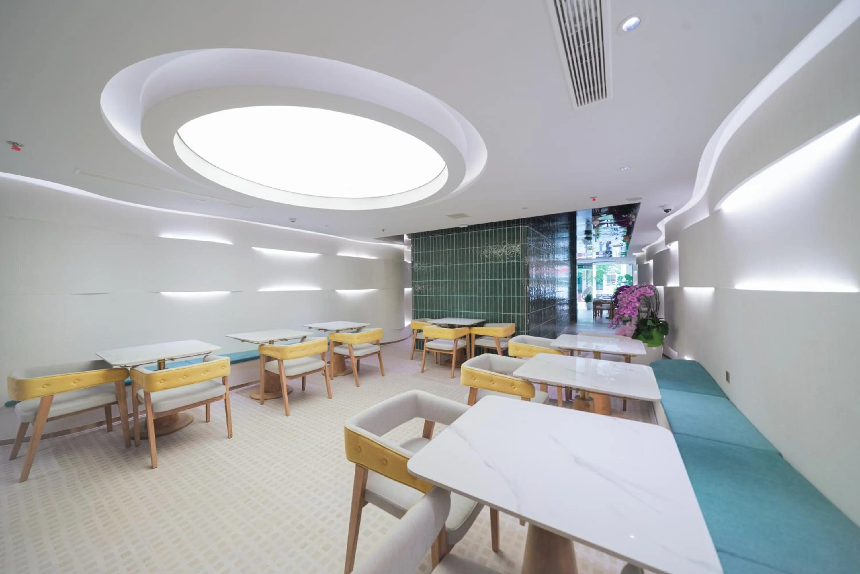 Restaurant/places to eat in IconSphere Hotel