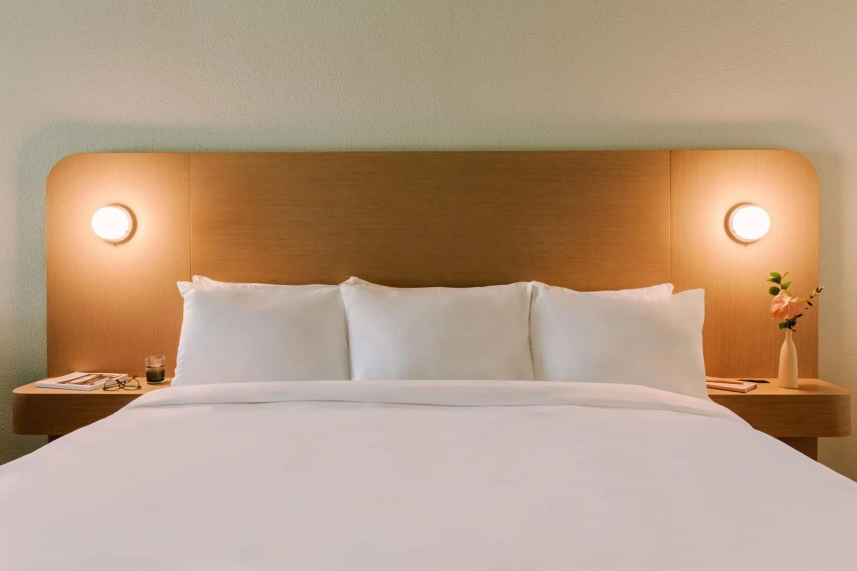 Photo of the whole room, Bed in voco Kissimmee Orlando by IHG