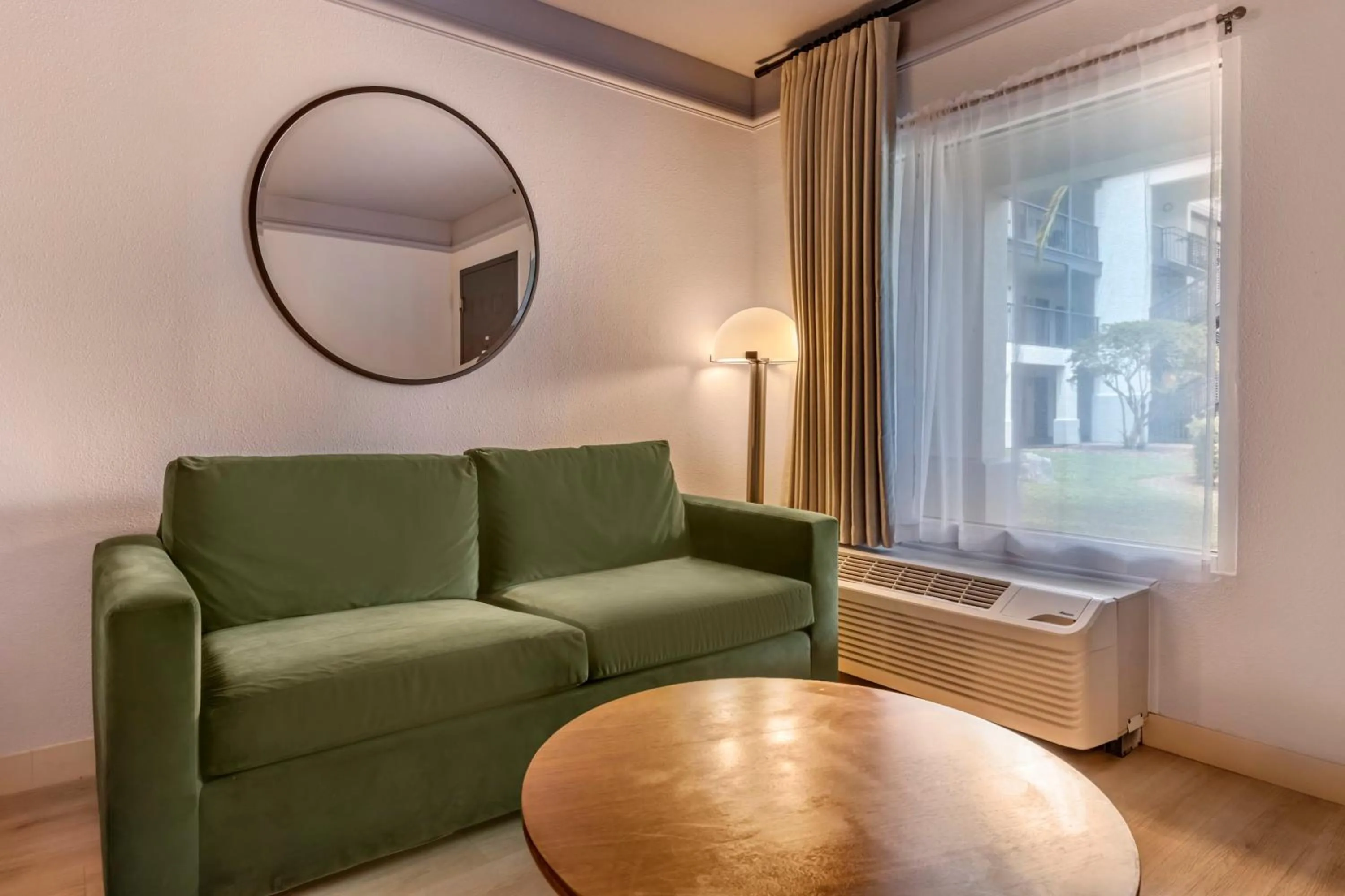 Photo of the whole room in voco Kissimmee Orlando by IHG