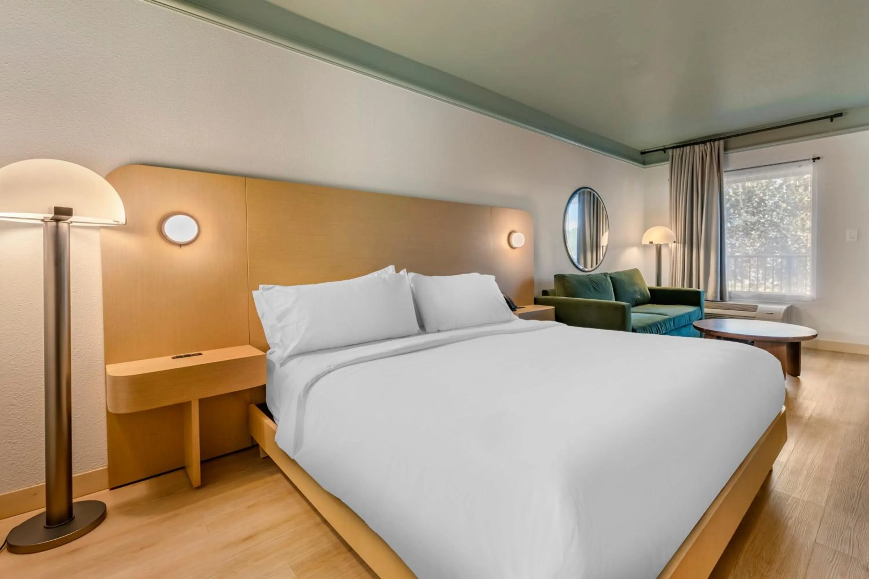 Photo of the whole room, Bed in voco Kissimmee Orlando by IHG