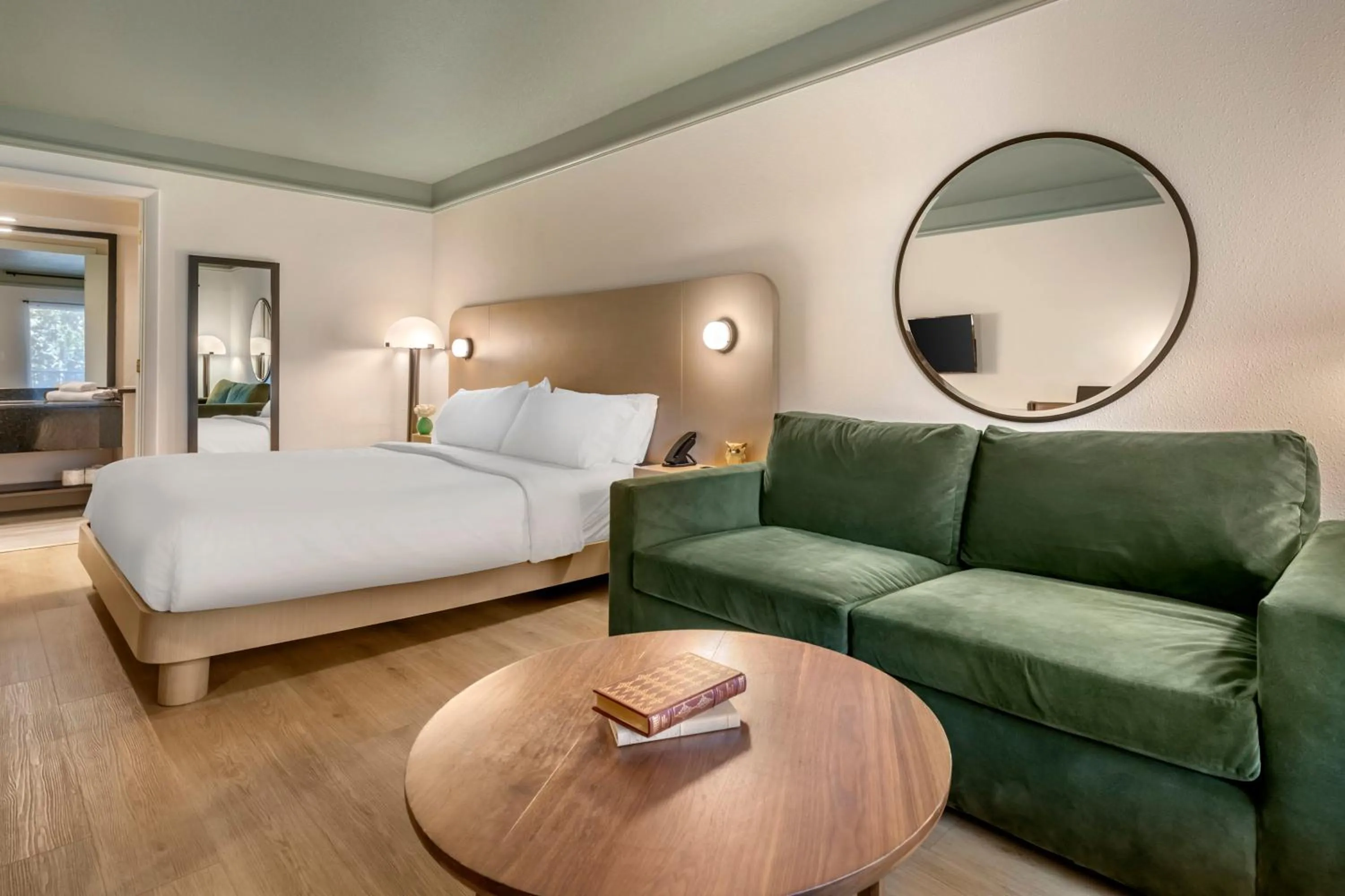 Photo of the whole room, Bed in voco Kissimmee Orlando by IHG