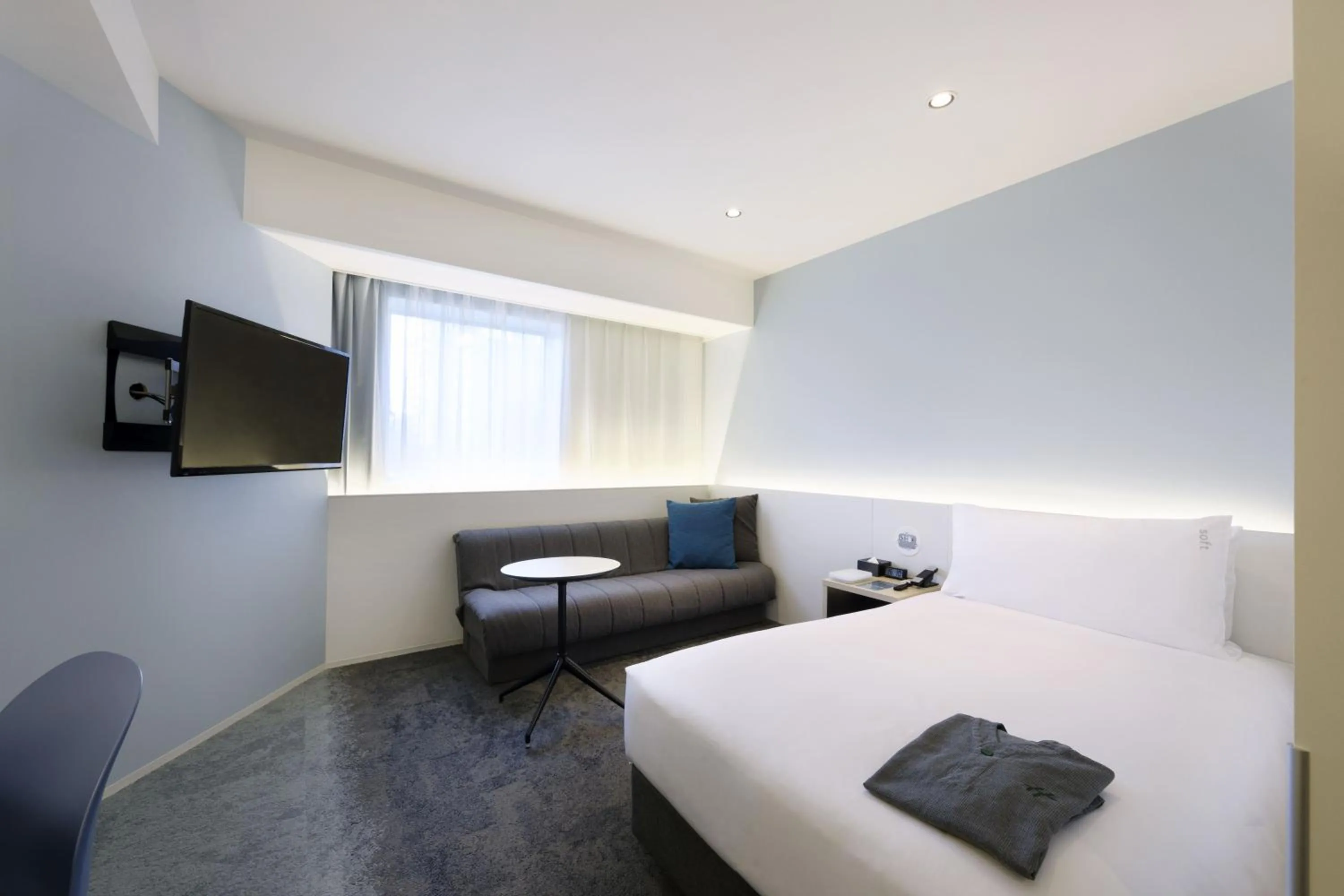 Photo of the whole room, Bed in Holiday Inn & Suites Sapporo Odori Park by IHG
