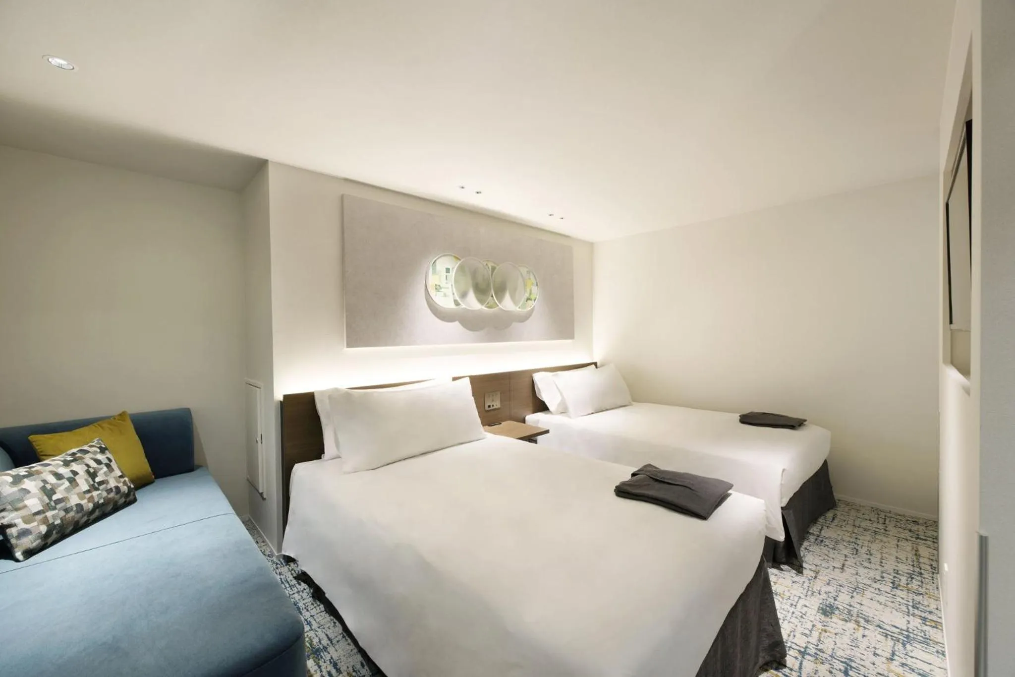 Photo of the whole room, Bed in Holiday Inn & Suites Sapporo Odori Park by IHG