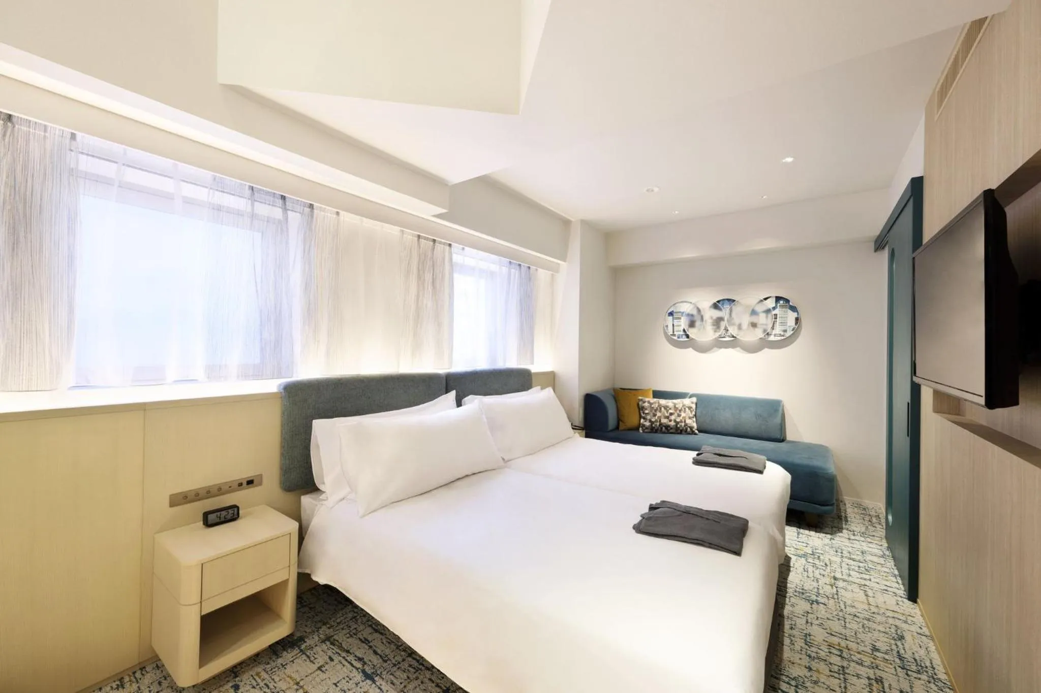 Photo of the whole room, Bed in Holiday Inn & Suites Sapporo Odori Park by IHG