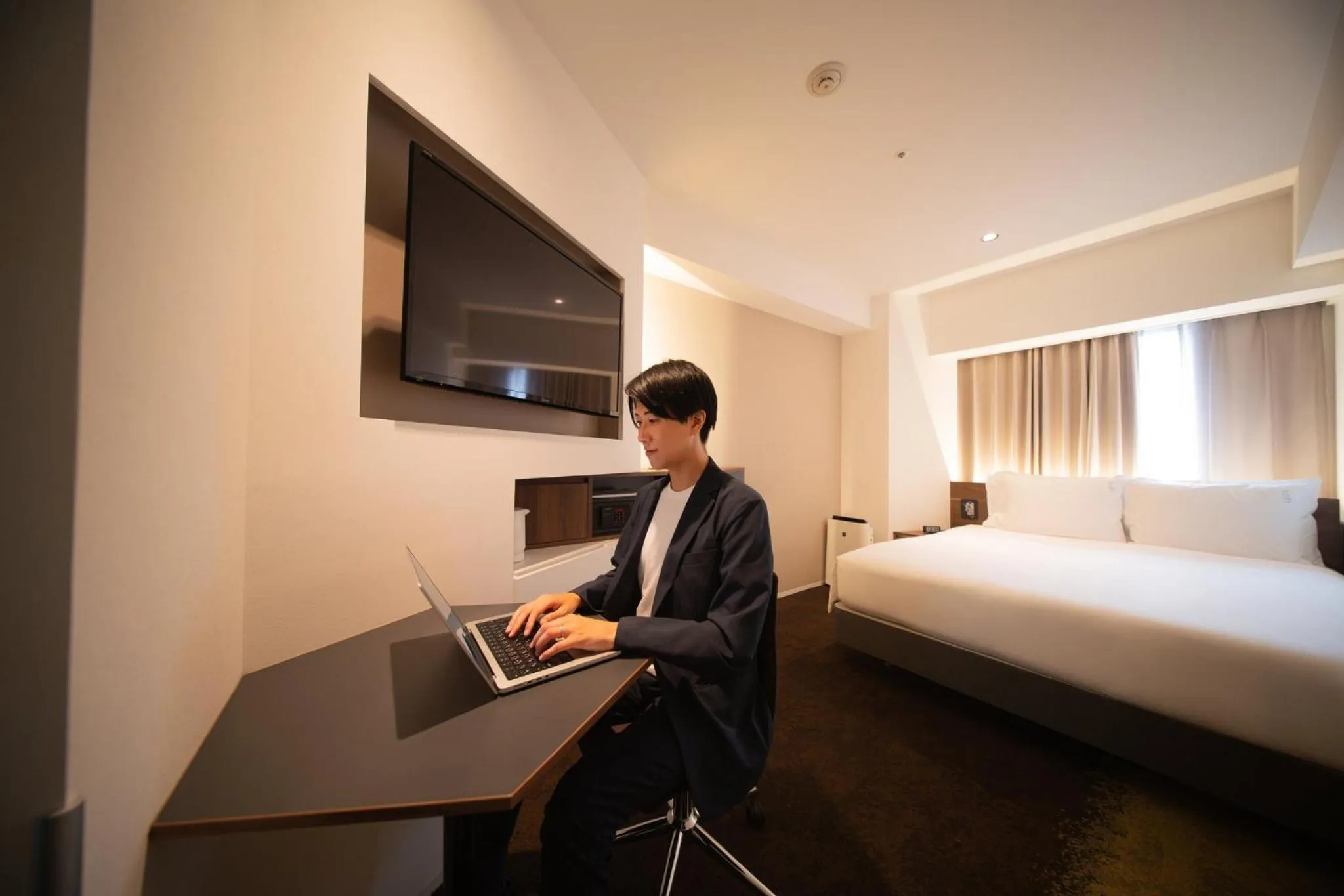 Photo of the whole room, Bed in Holiday Inn & Suites Sapporo Odori Park by IHG