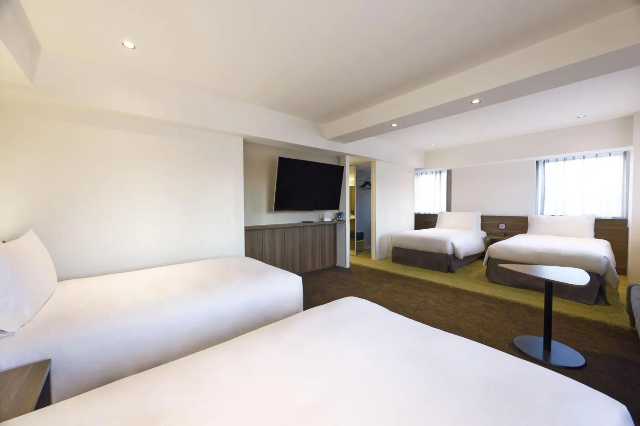 Photo of the whole room, Bed in Holiday Inn & Suites Sapporo Odori Park by IHG