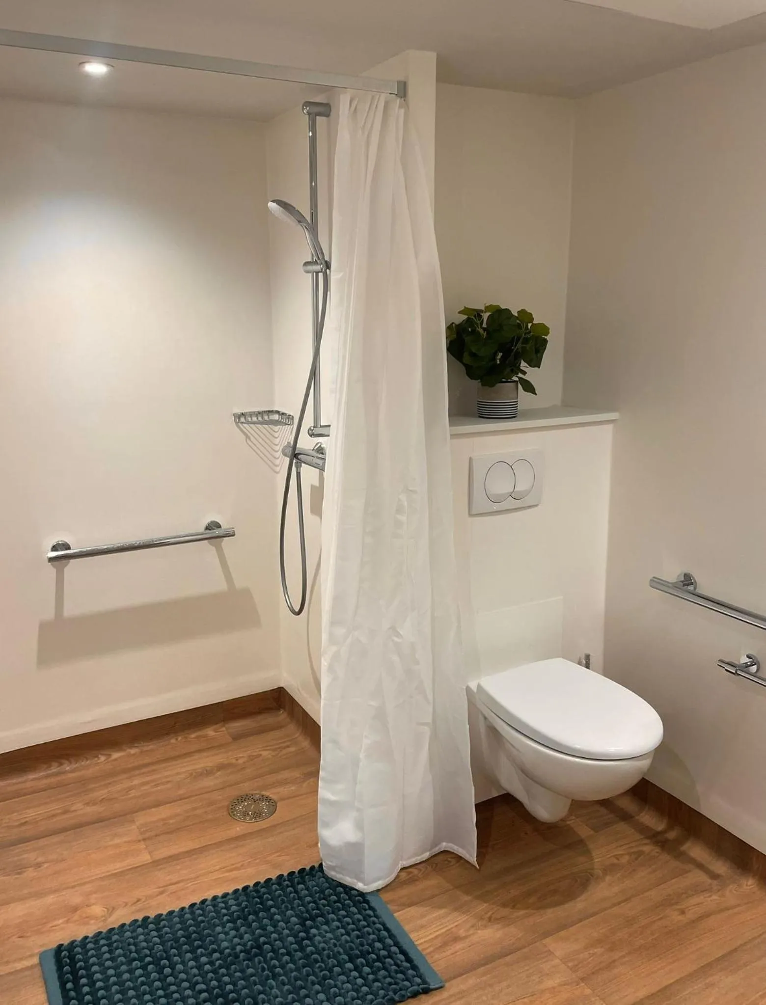 Shower in Zenao Appart'hôtels Châlons-en-Champagne