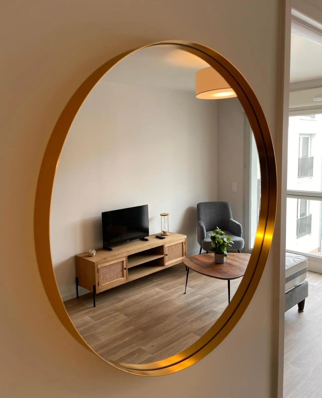 Communal lounge/ TV room in Zenao Appart'hôtels Châlons-en-Champagne