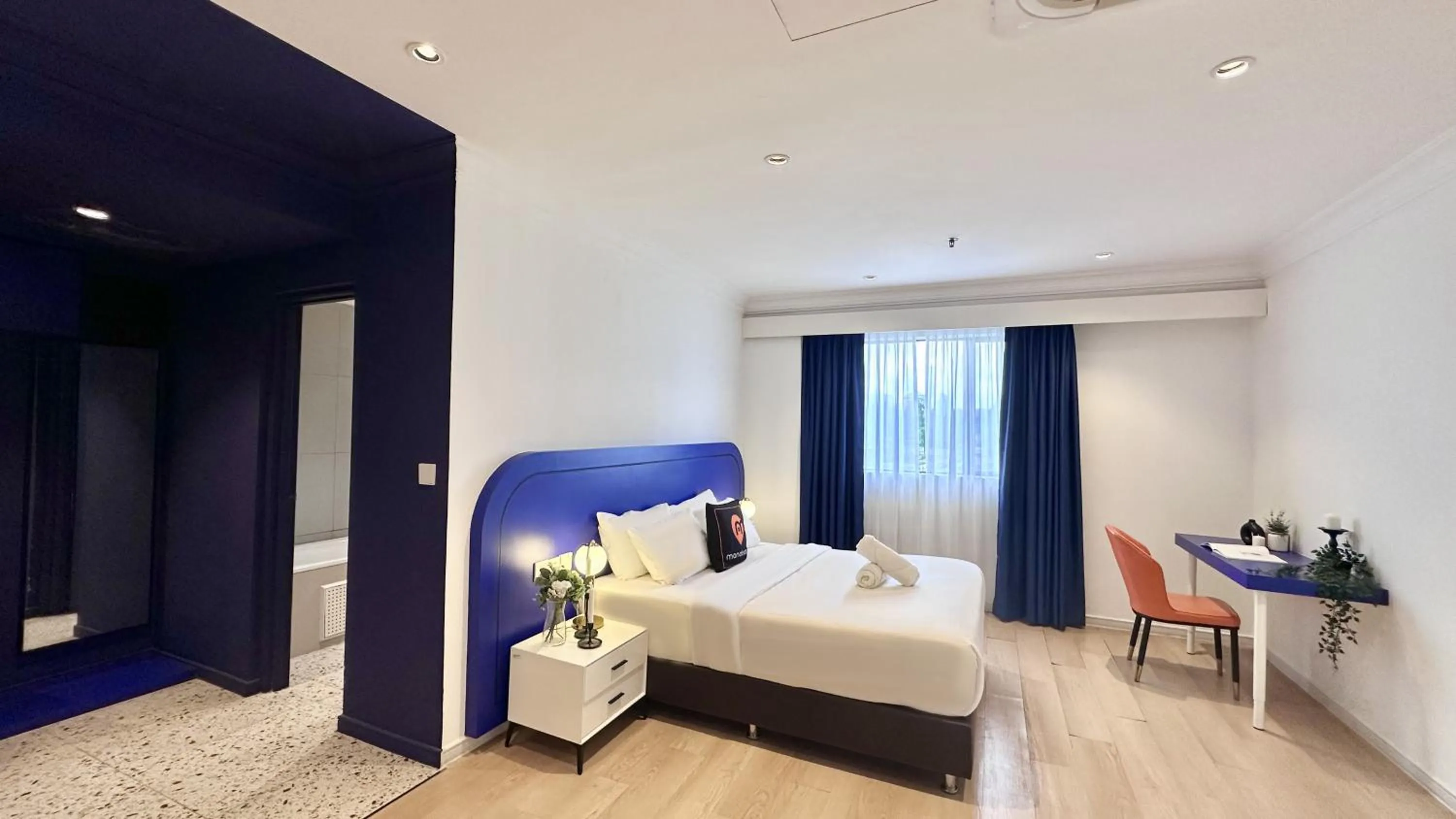 Photo of the whole room, Bed in Ukiyo Hotel by manatidur