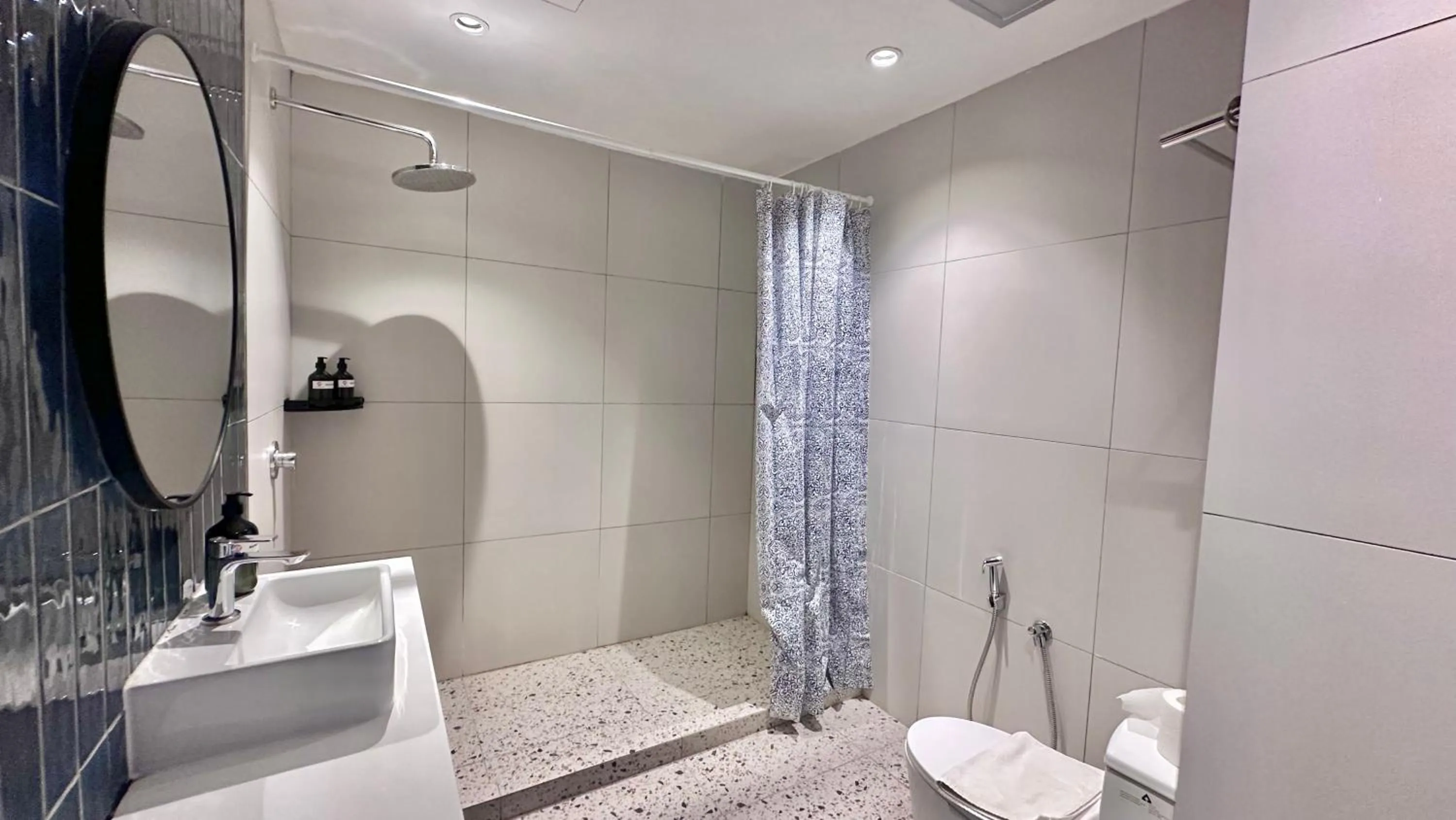 Shower in Ukiyo Hotel by manatidur