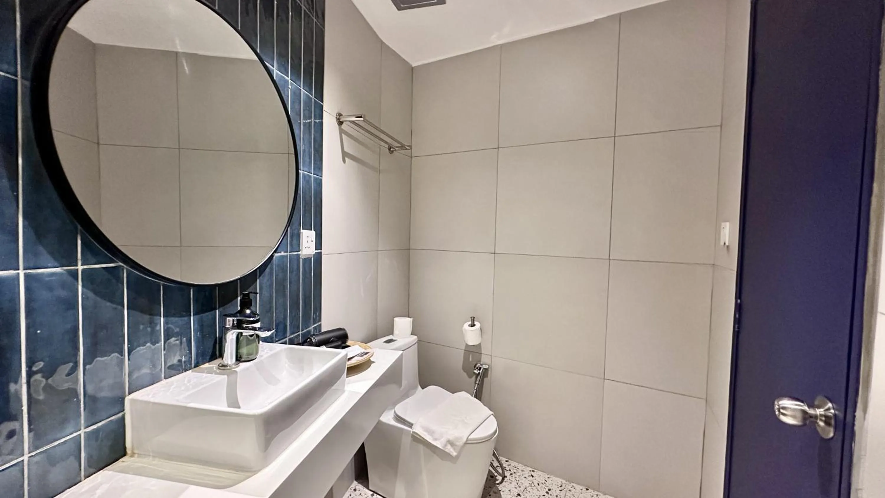 Bathroom in Ukiyo Hotel by manatidur