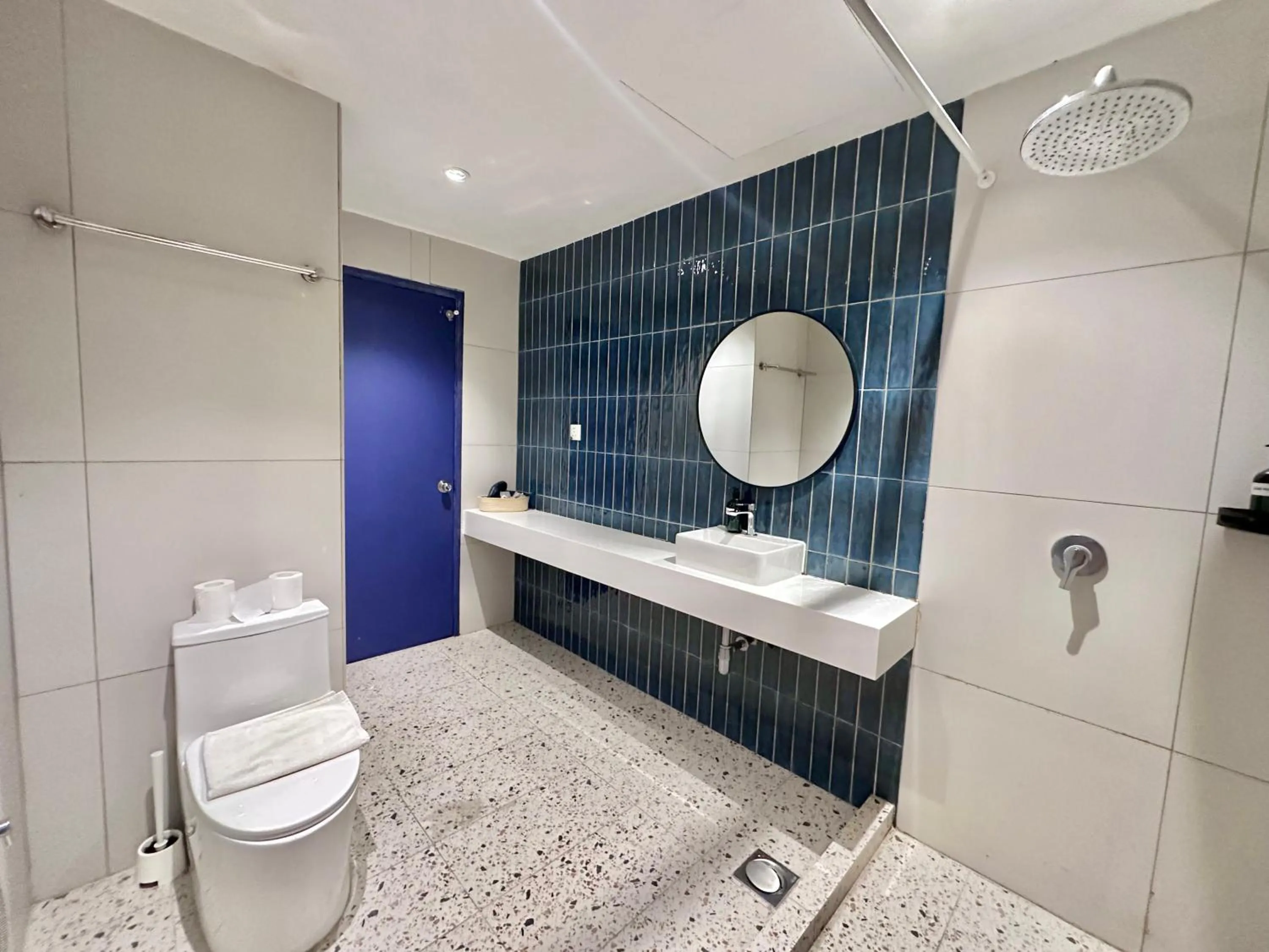 Shower in Ukiyo Hotel by manatidur