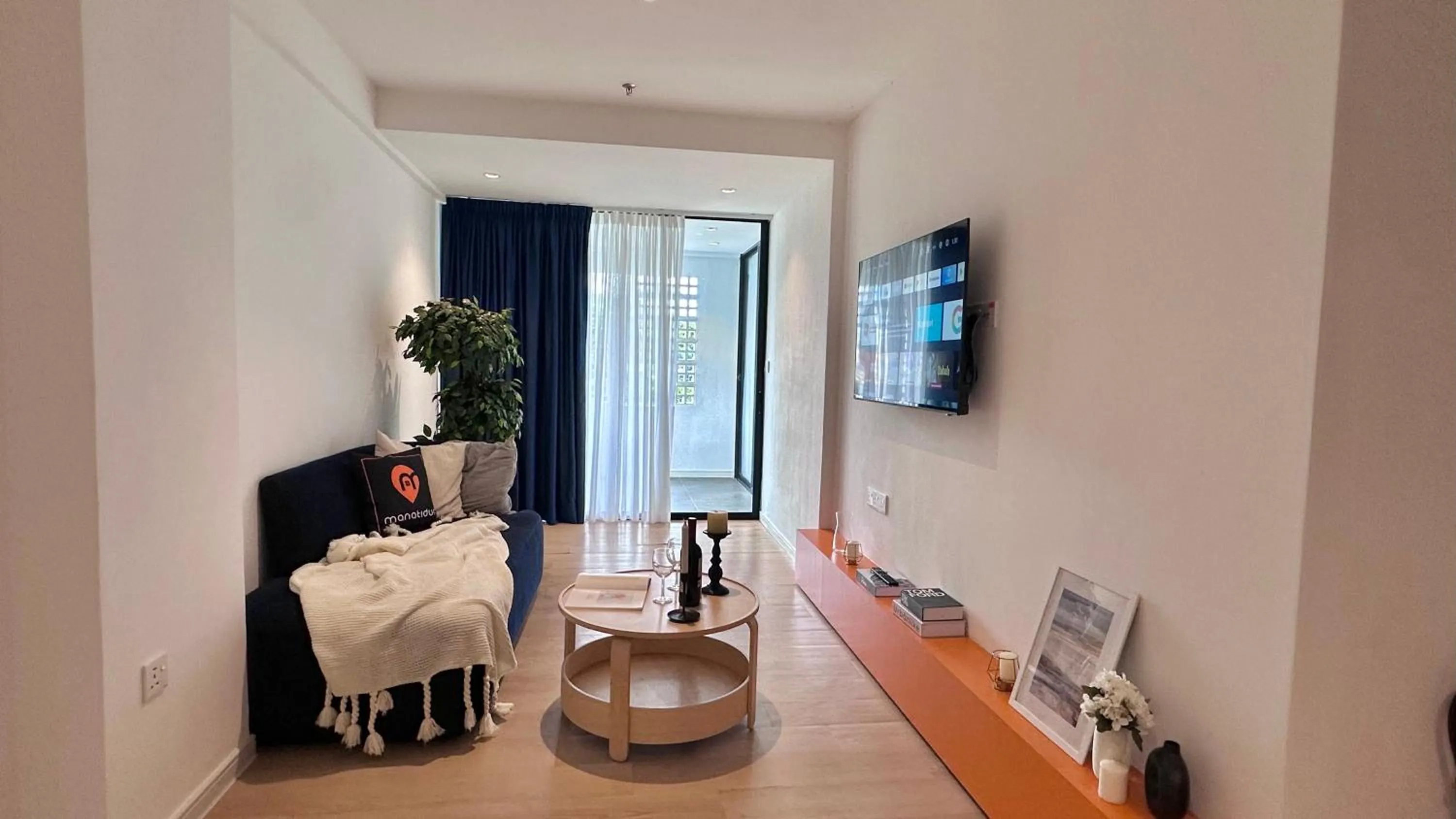 Communal lounge/ TV room, Bed in Ukiyo Hotel by manatidur