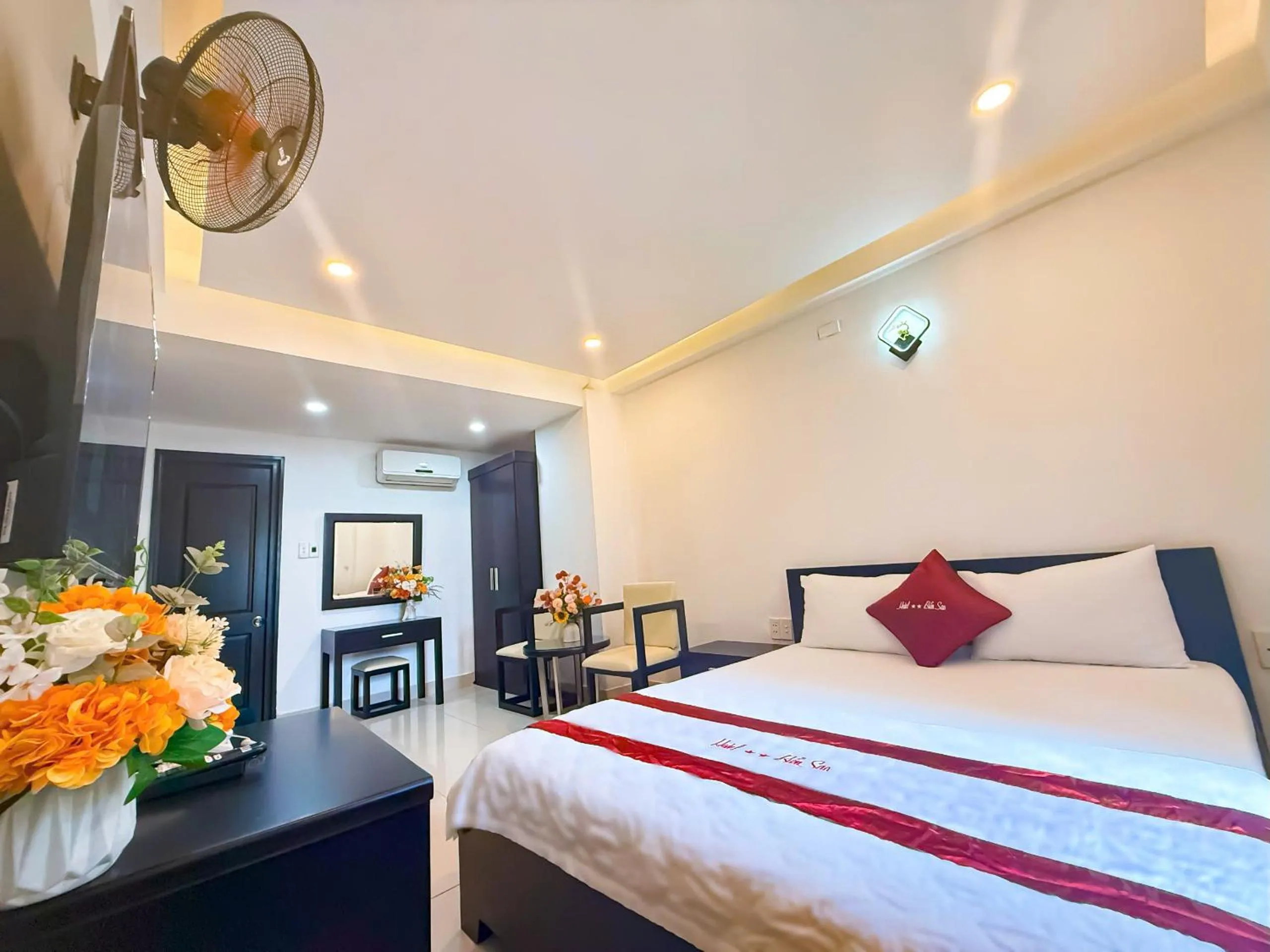 Bed in Bien Sao Hotel Duong Quang Ham