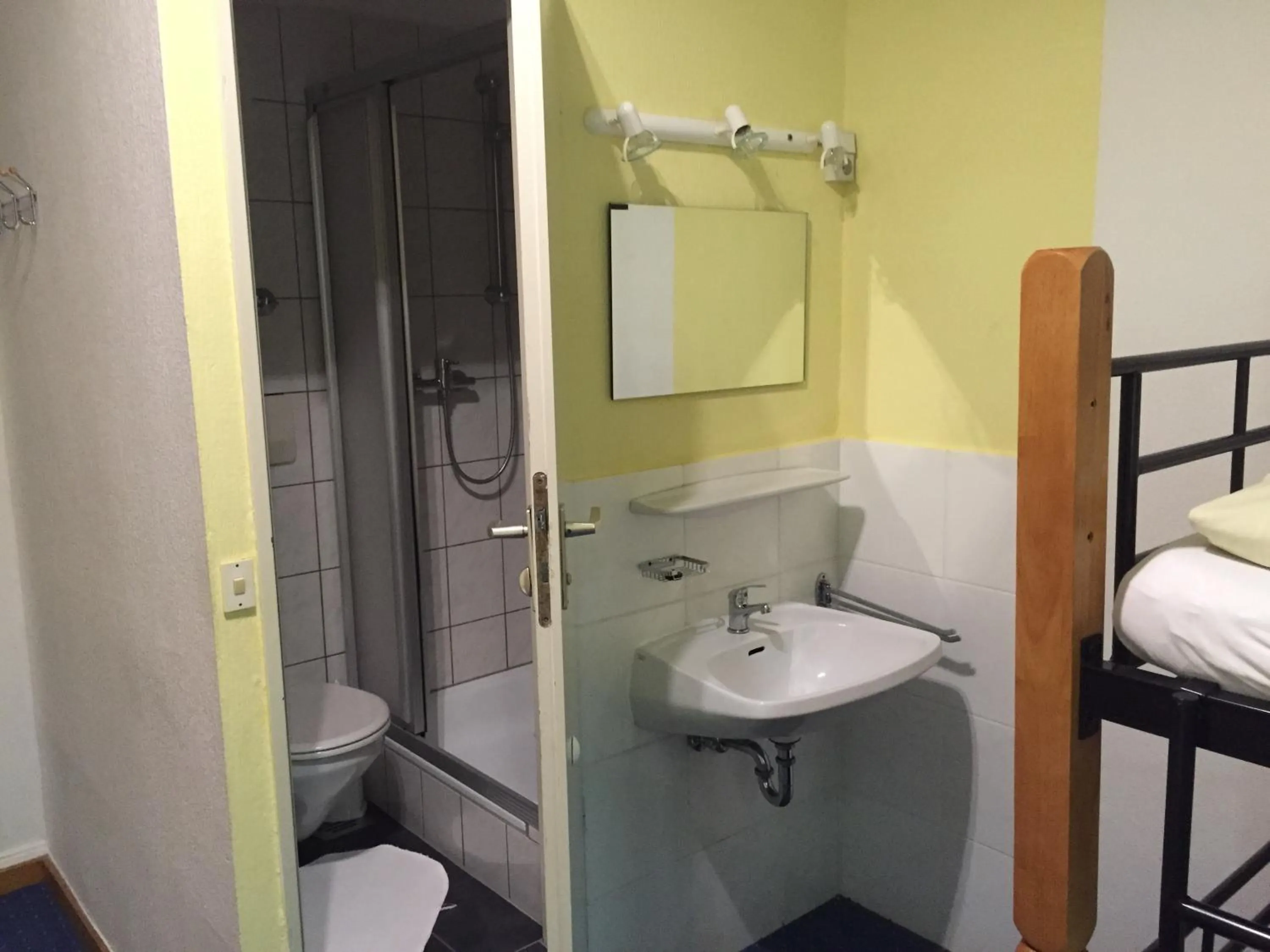 Shower, Bed in Jugendhotel Nürnberg