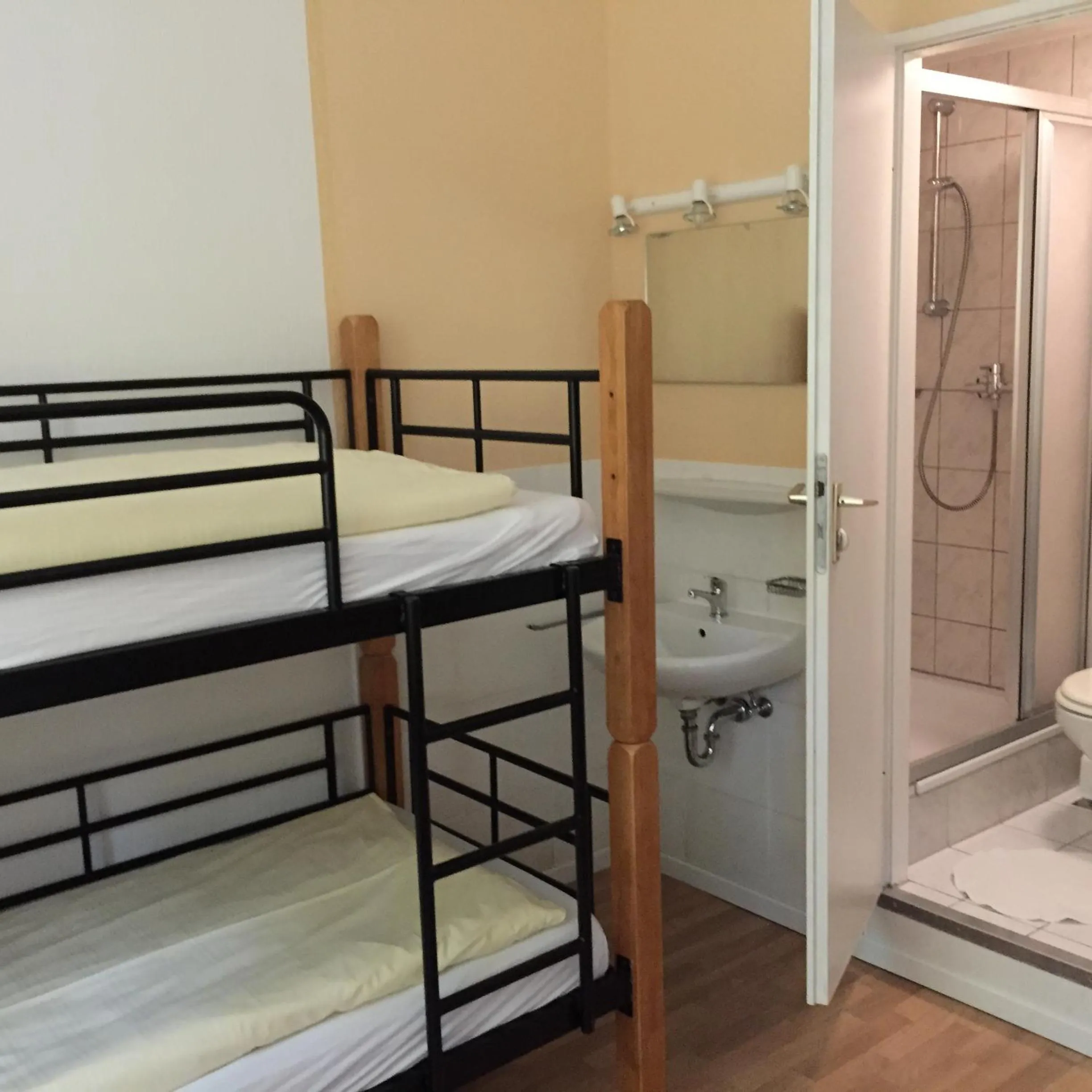Shower, Bed in Jugendhotel Nürnberg