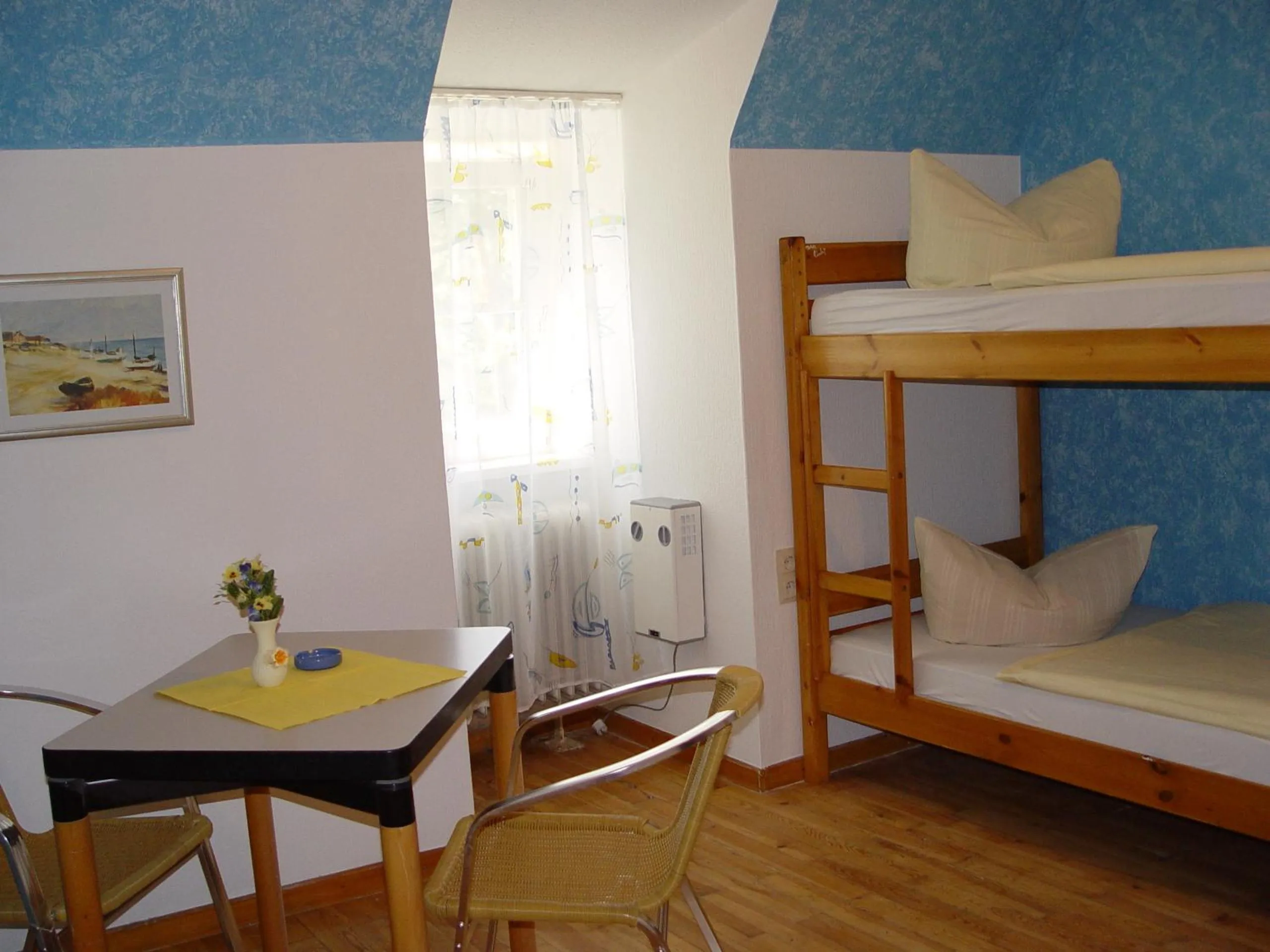 Photo of the whole room, Bed in Jugendhotel Nürnberg