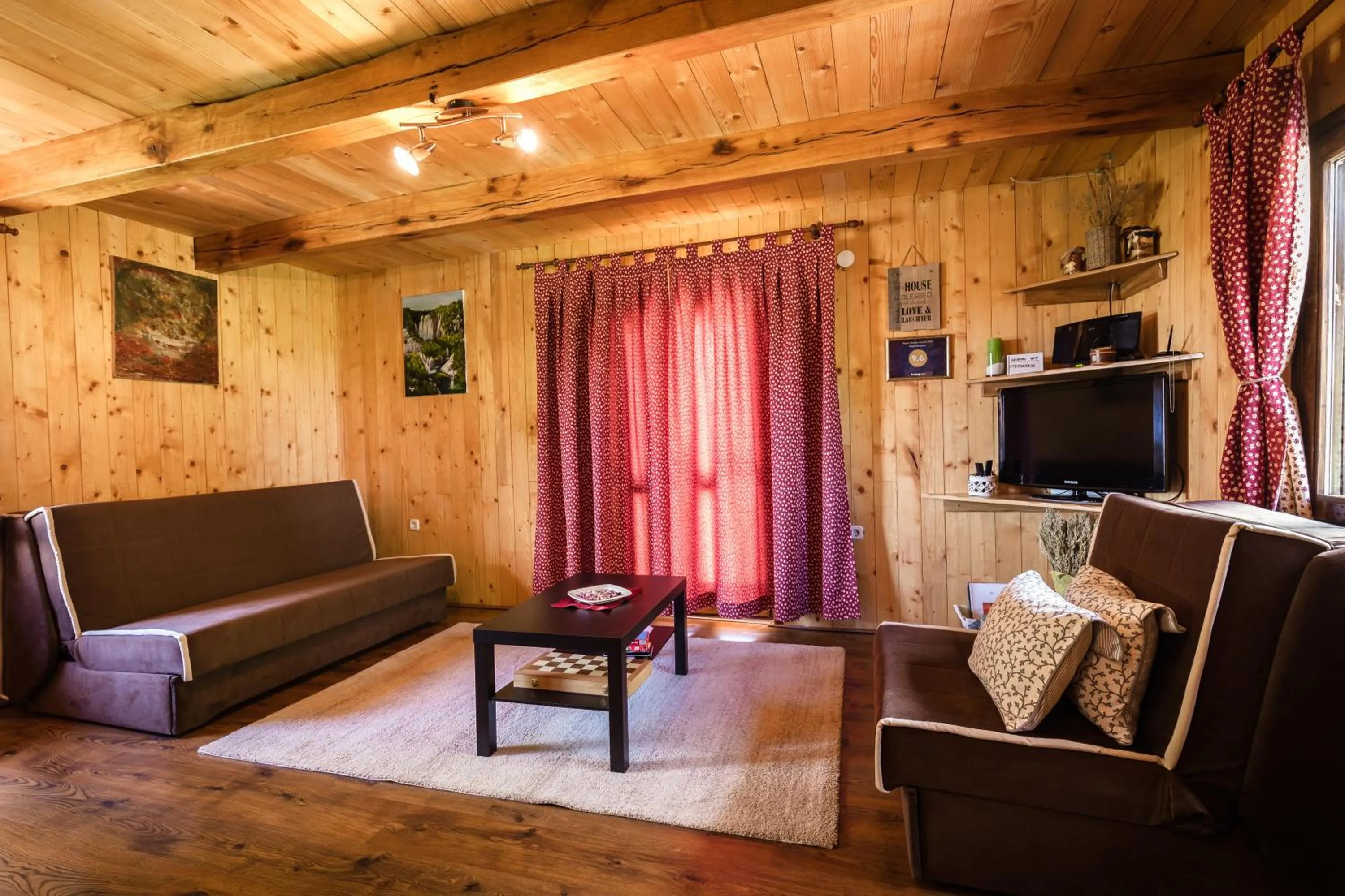 Communal lounge/ TV room in House Marijana