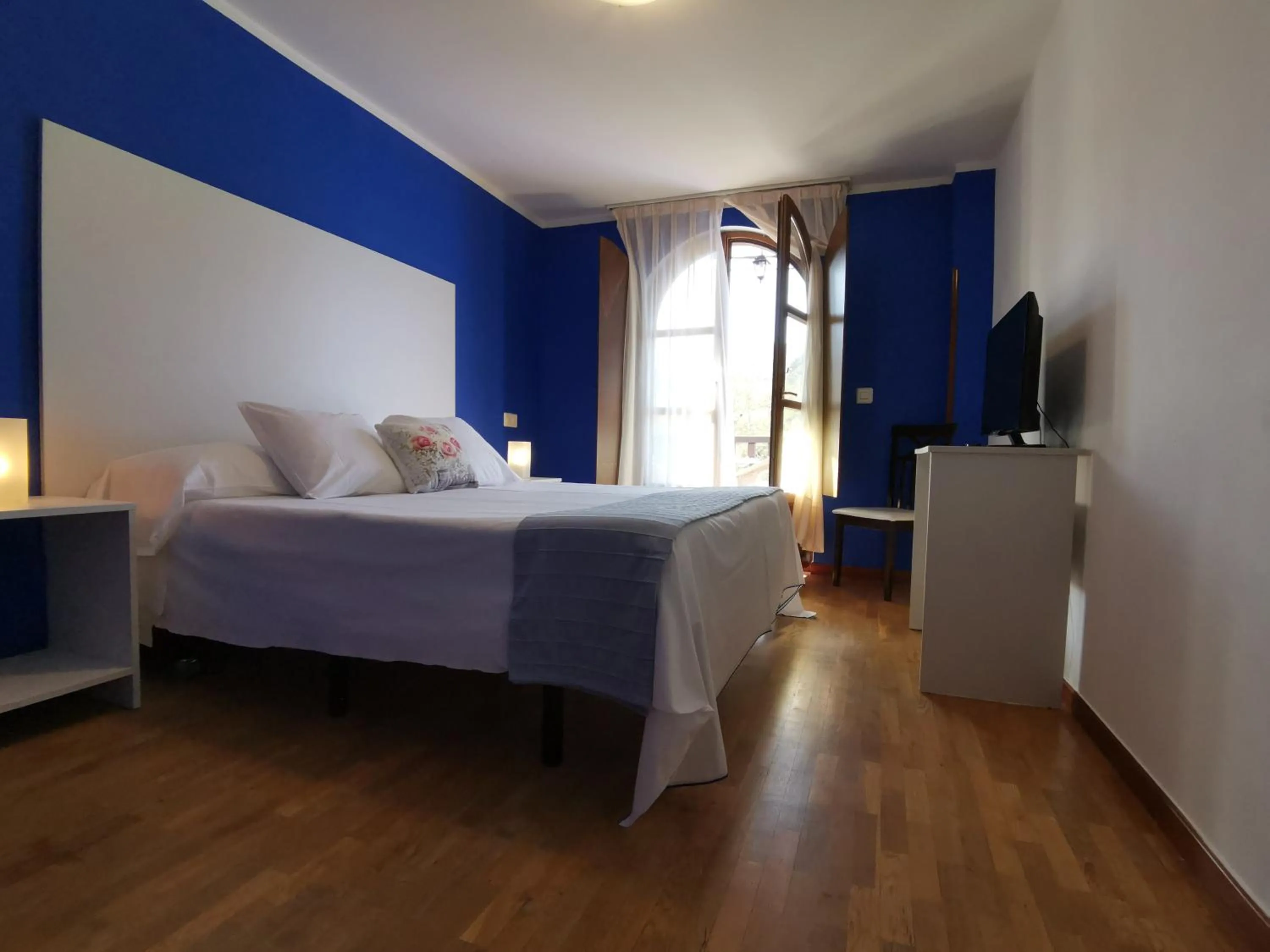 Photo of the whole room in Hotel El Trasgu