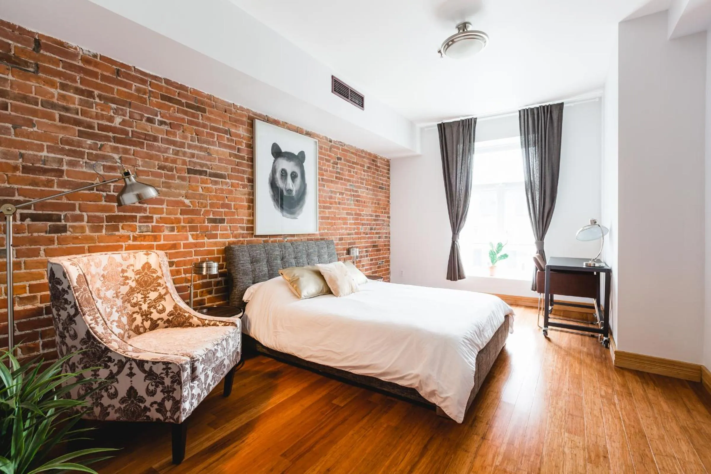 Spring, Bed in MTLVacationRentals - The City Chalet