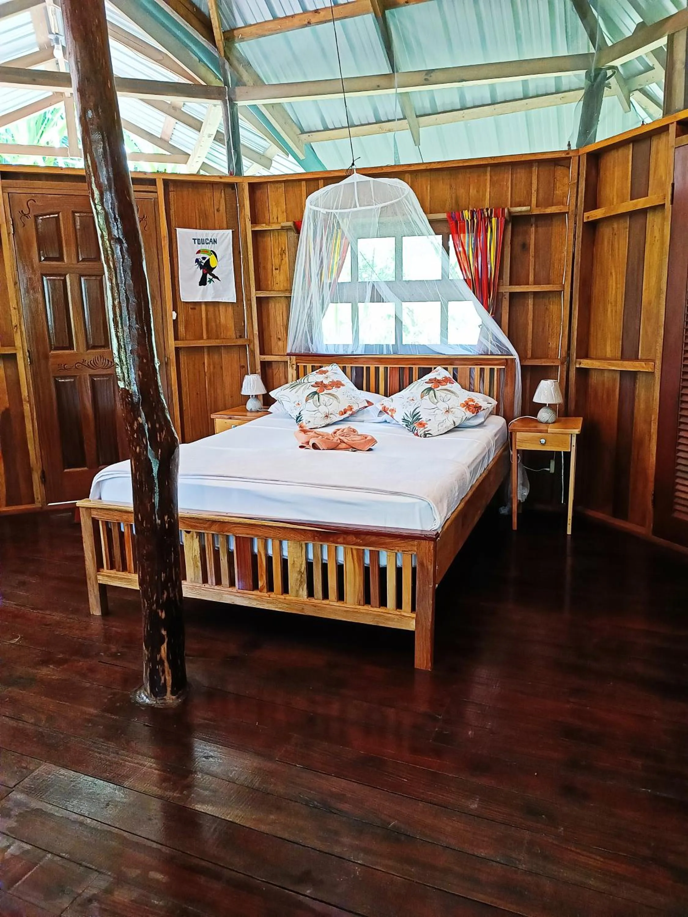 Property building, Bed in Sun Creek Lodge