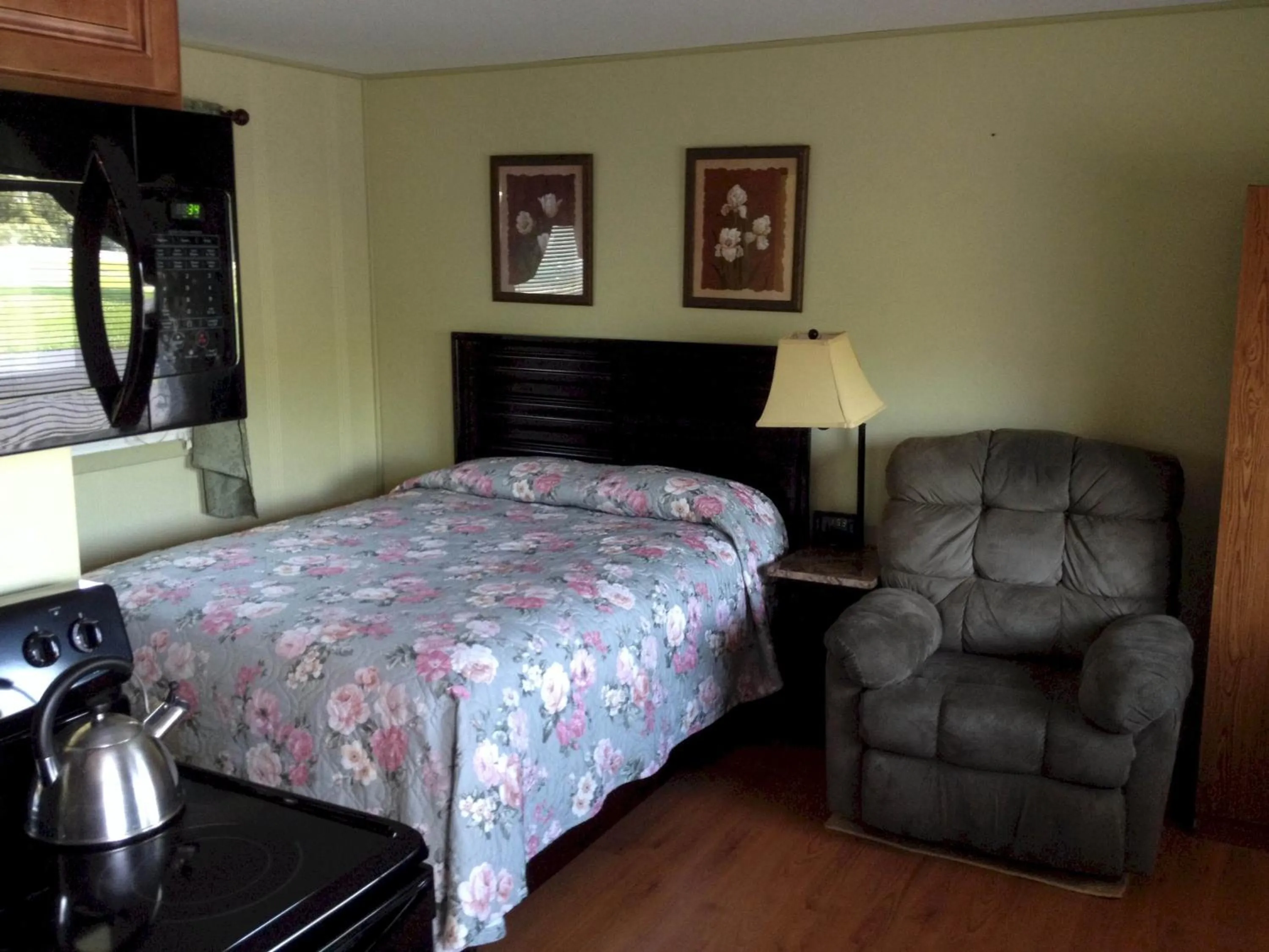 Seating area, Bed in Lakeview Motel & Apartments