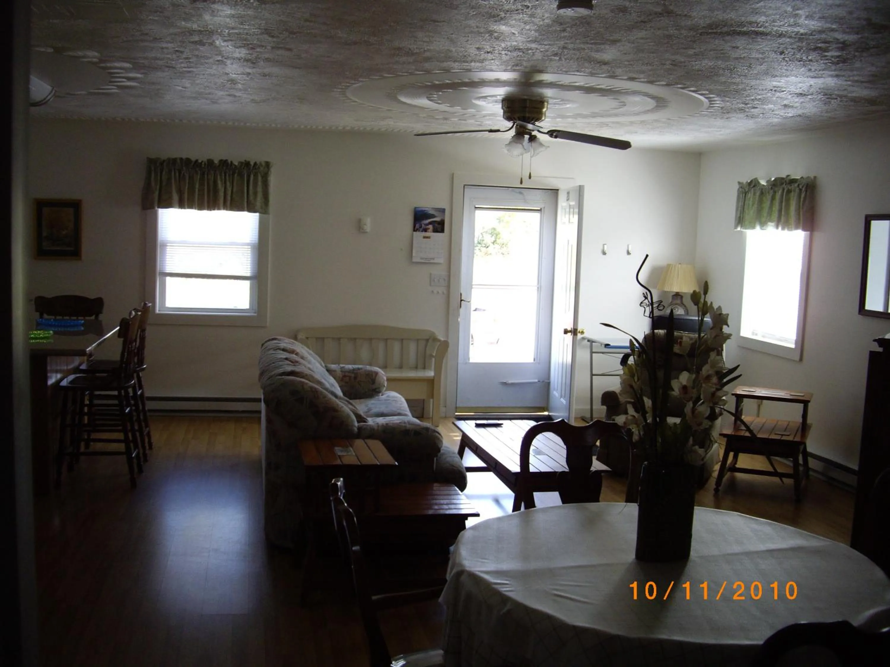Living room in Lakeview Motel & Apartments