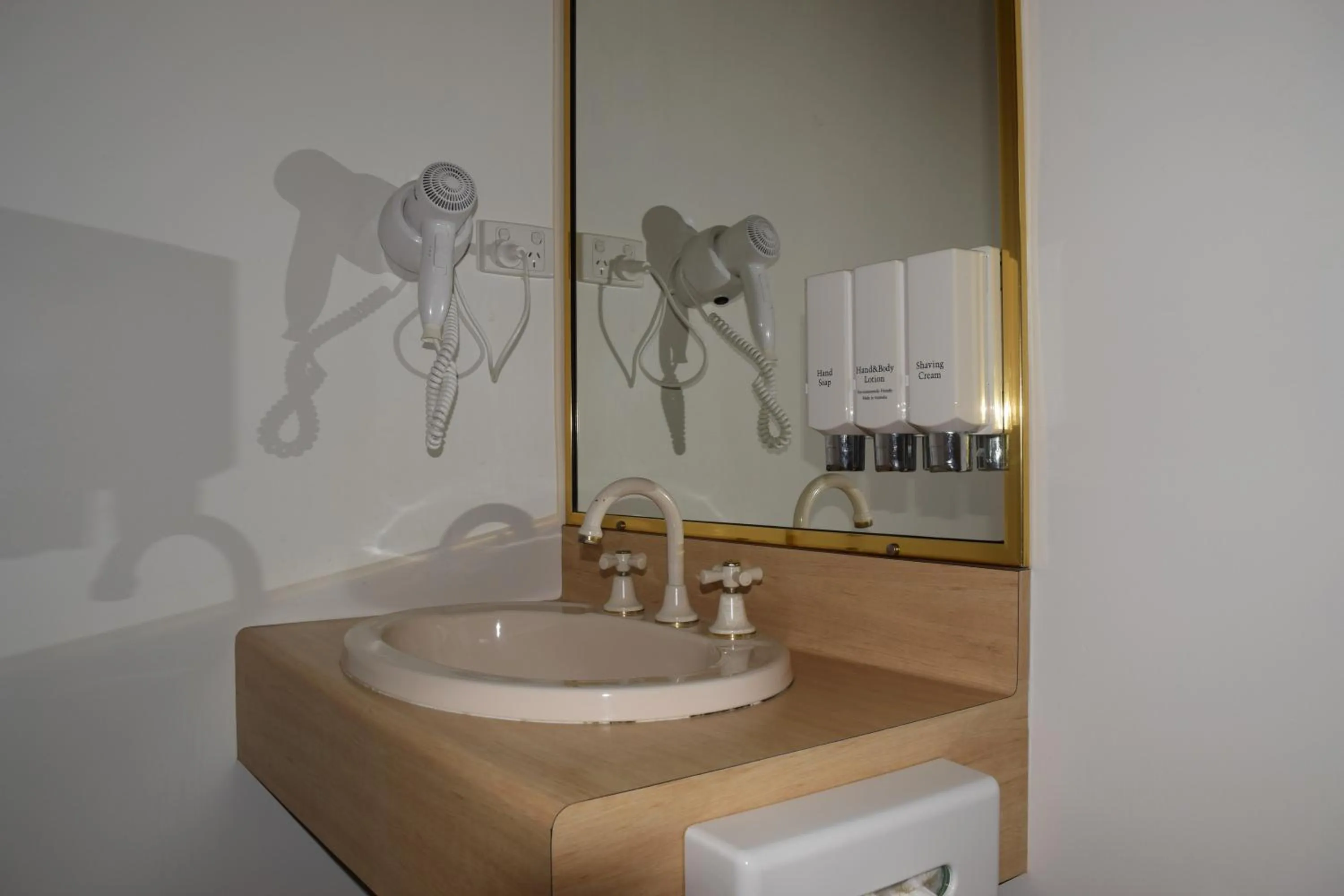 Bathroom in Warwick Vines Motel