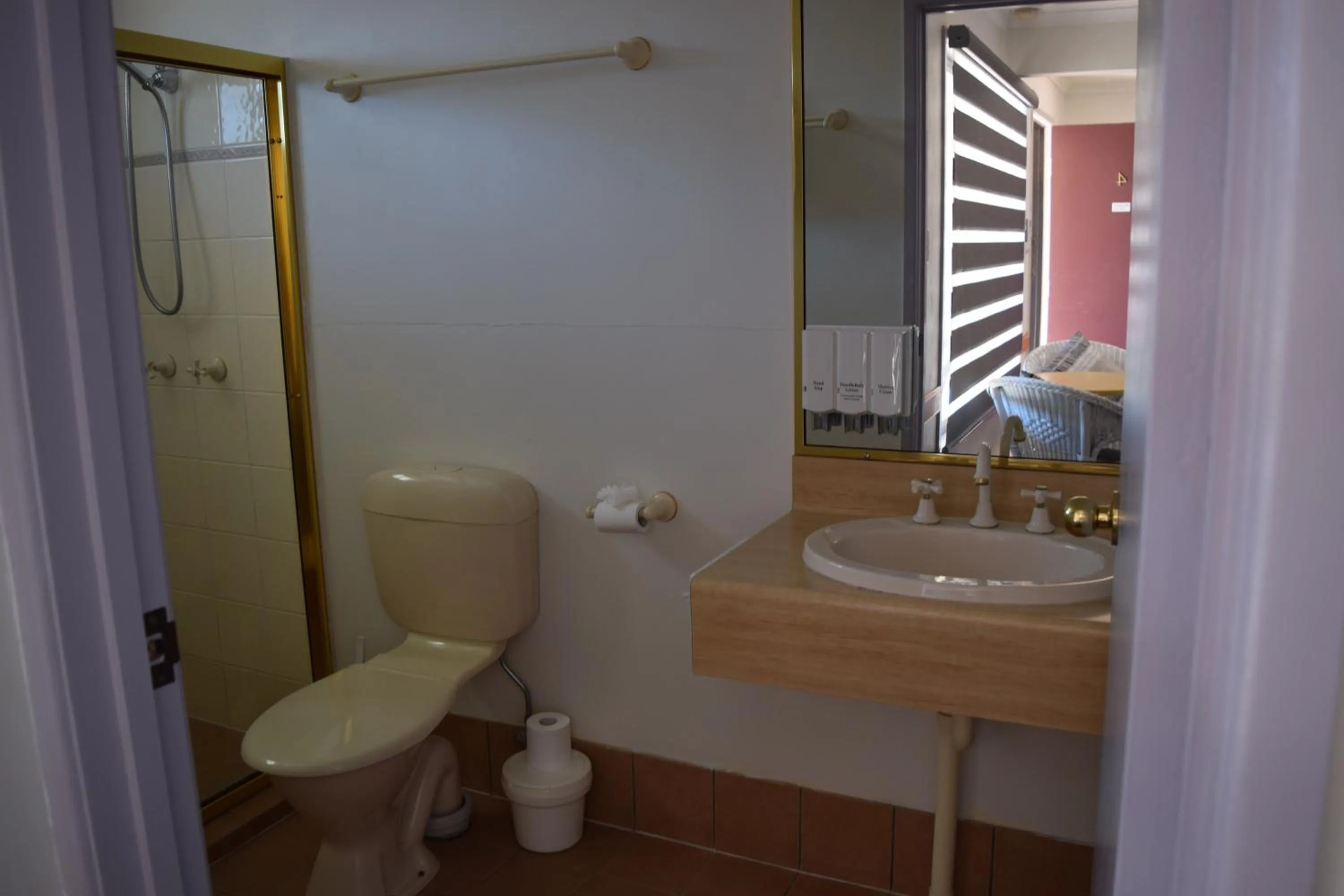 Bathroom in Warwick Vines Motel