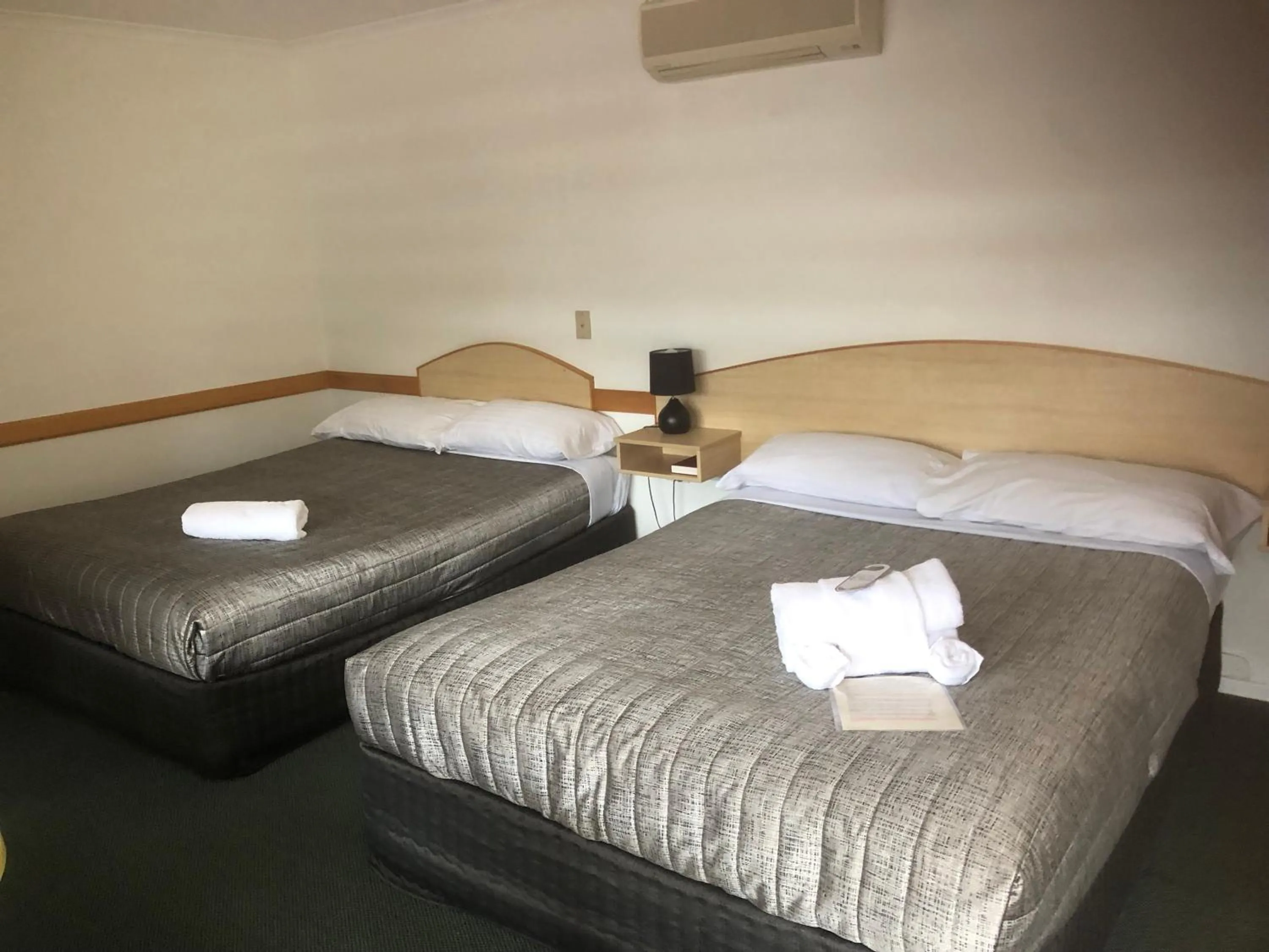 Bed in Warwick Vines Motel