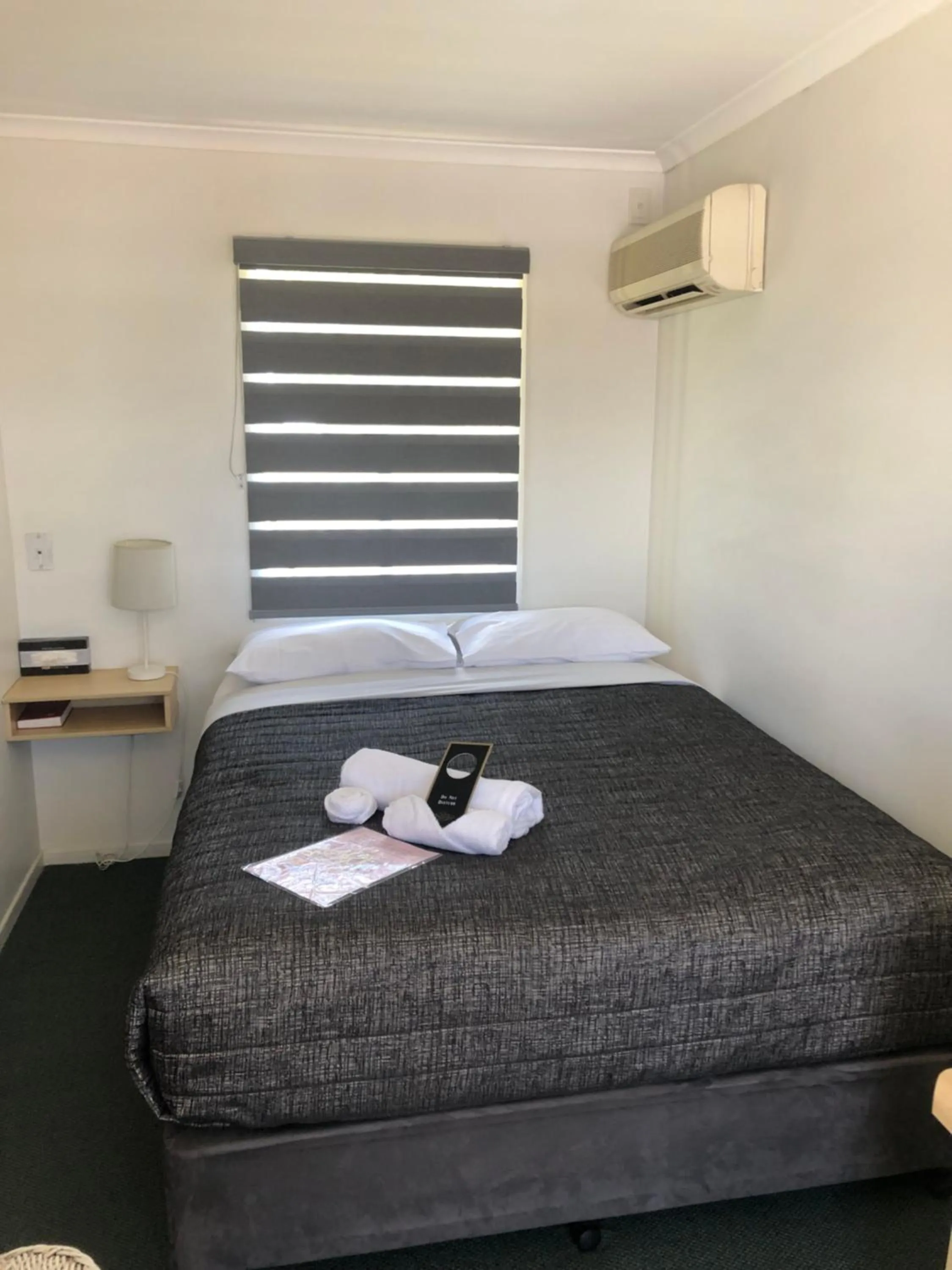 Bed in Warwick Vines Motel