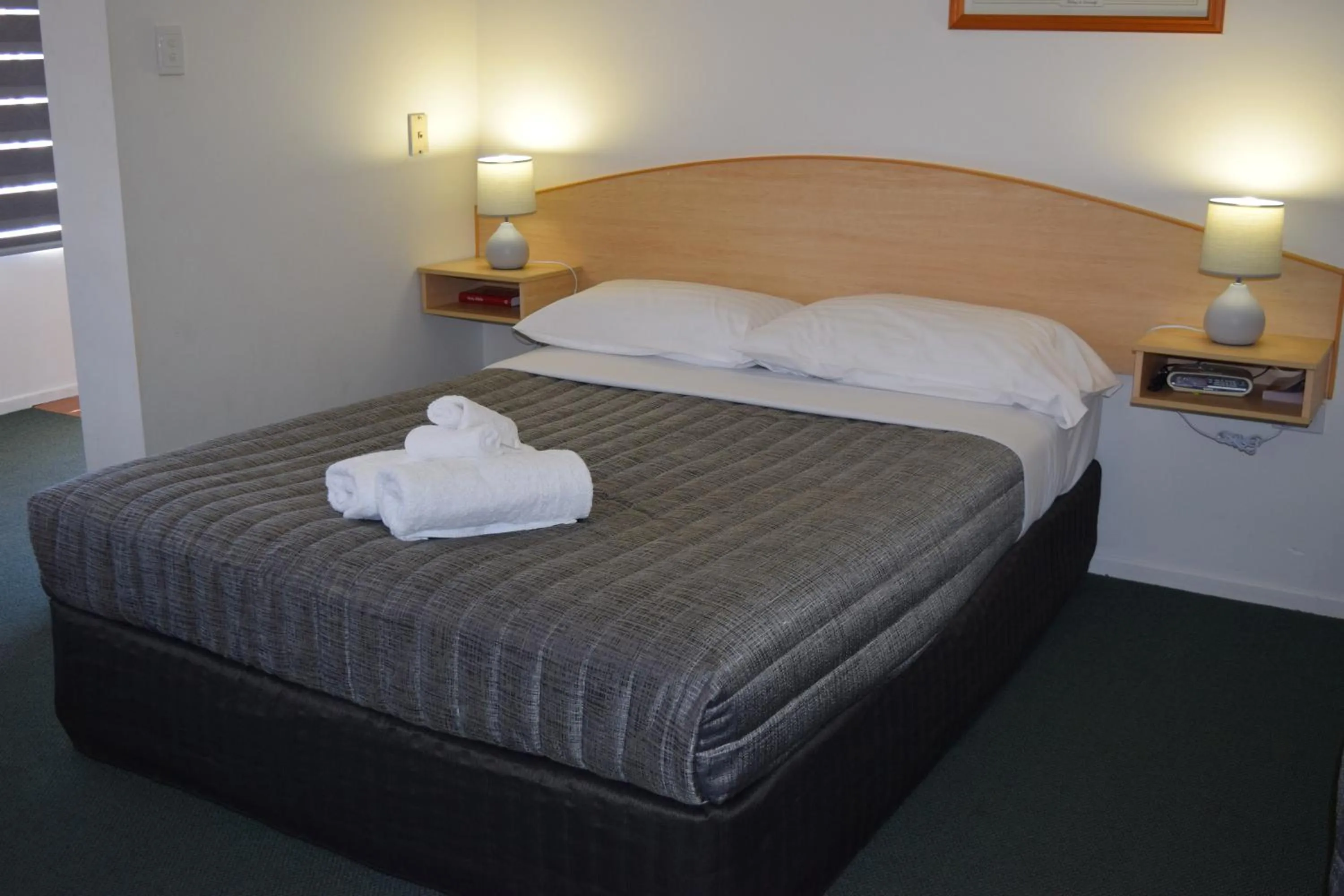 Bed in Warwick Vines Motel