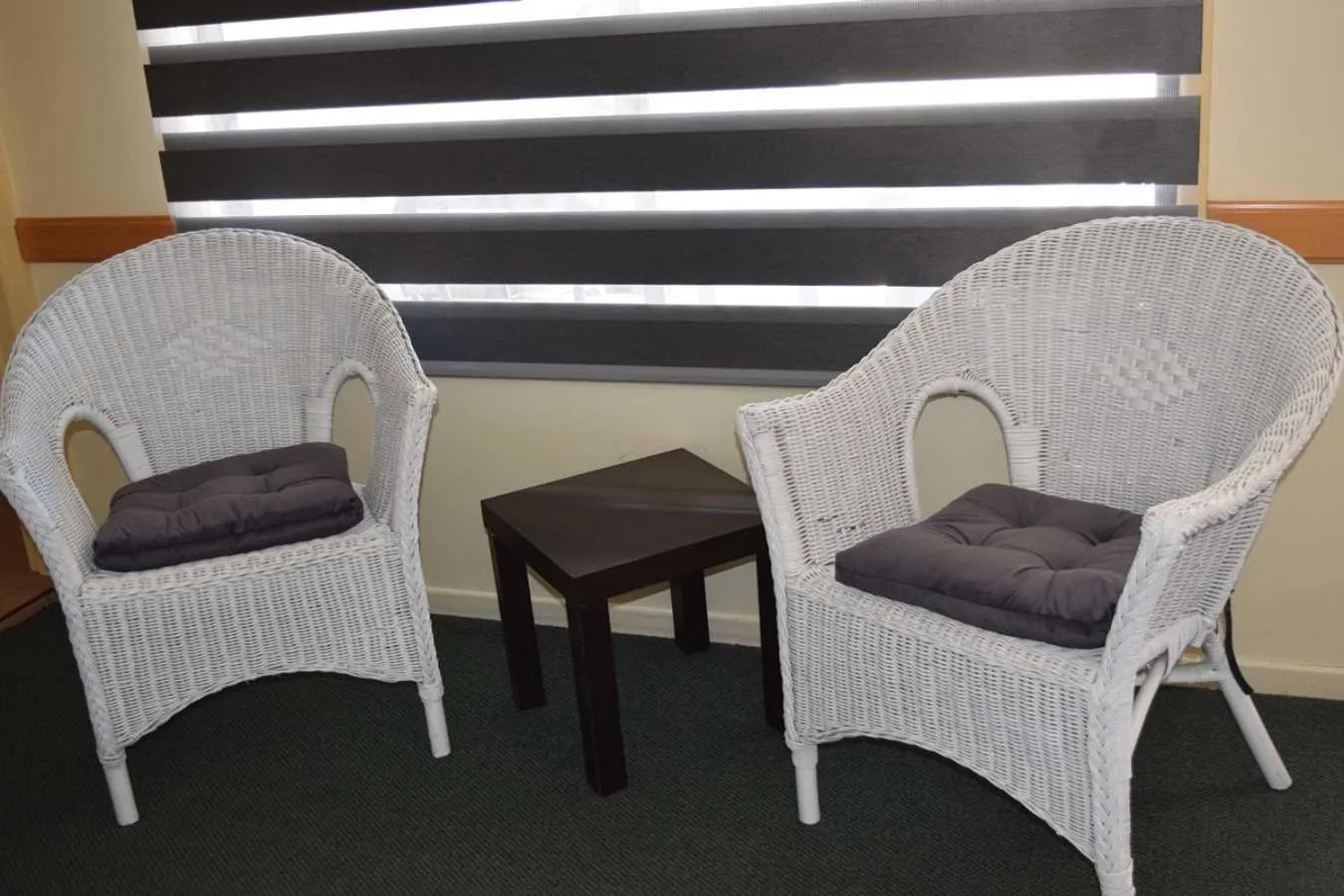 Seating area in Warwick Vines Motel