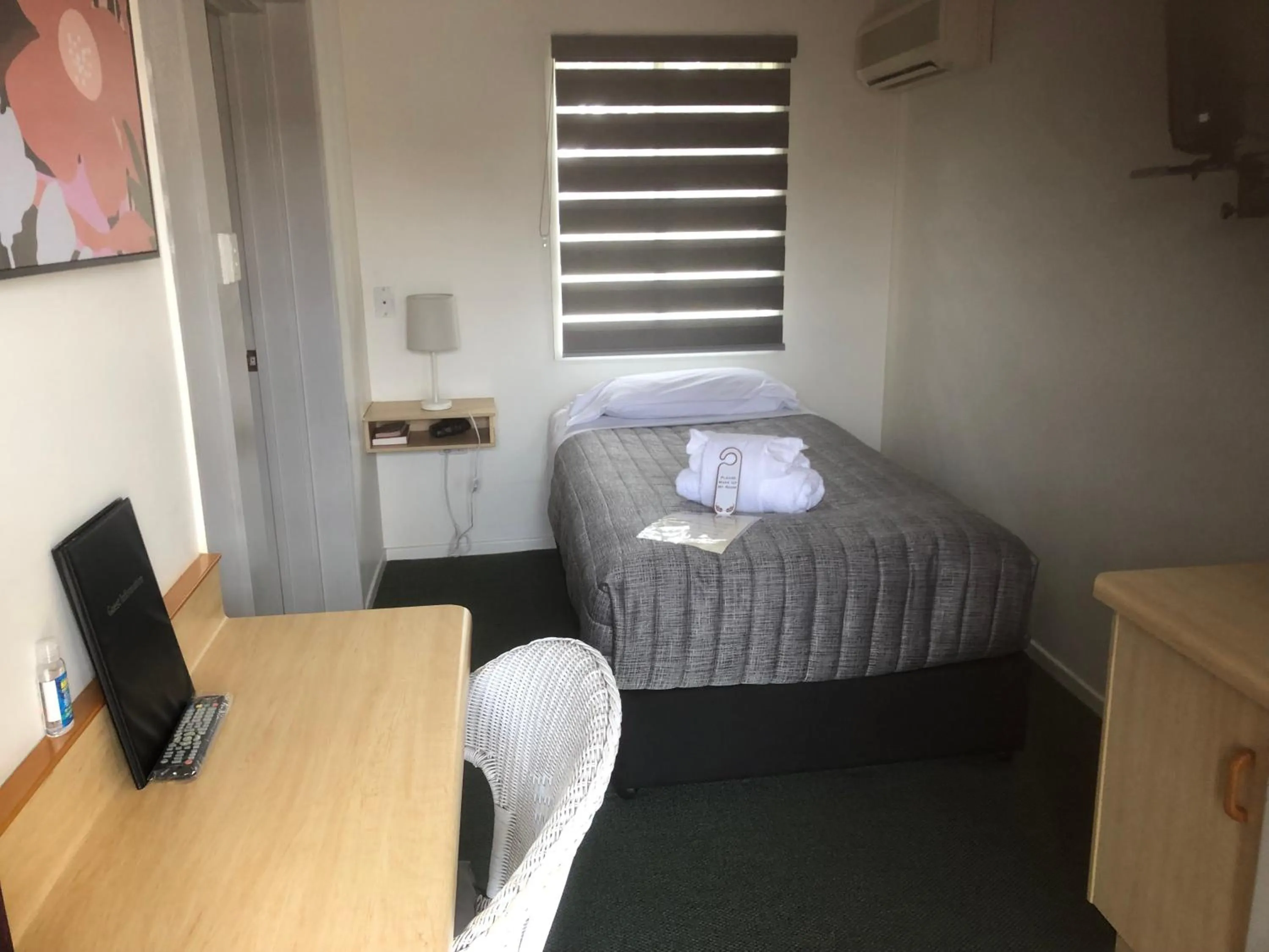 Bedroom in Warwick Vines Motel