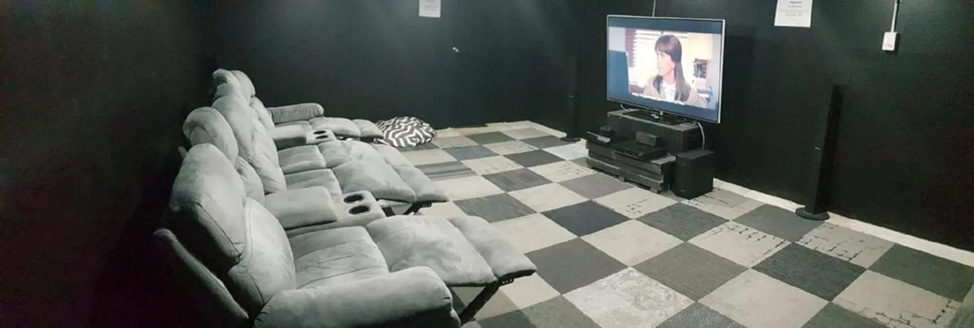 Communal lounge/ TV room, Seating Area in Fremantle Hostel